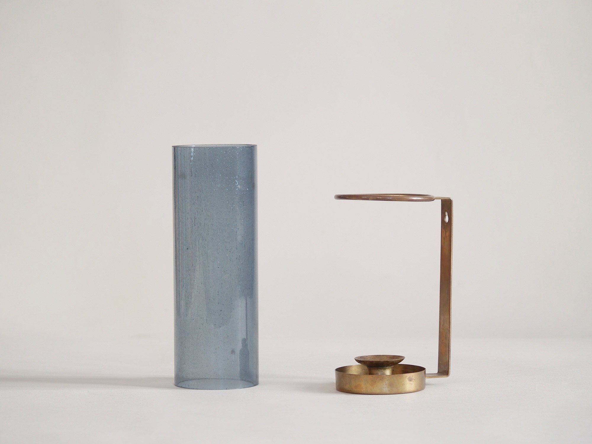 Lumière d'applique / bougeoir de Gunnar Ander & Ystad Metall, Suède (années 1950)..Wall candle holder by Gunnar Ander & Ystad Metall, Sweden (Circa 1950)