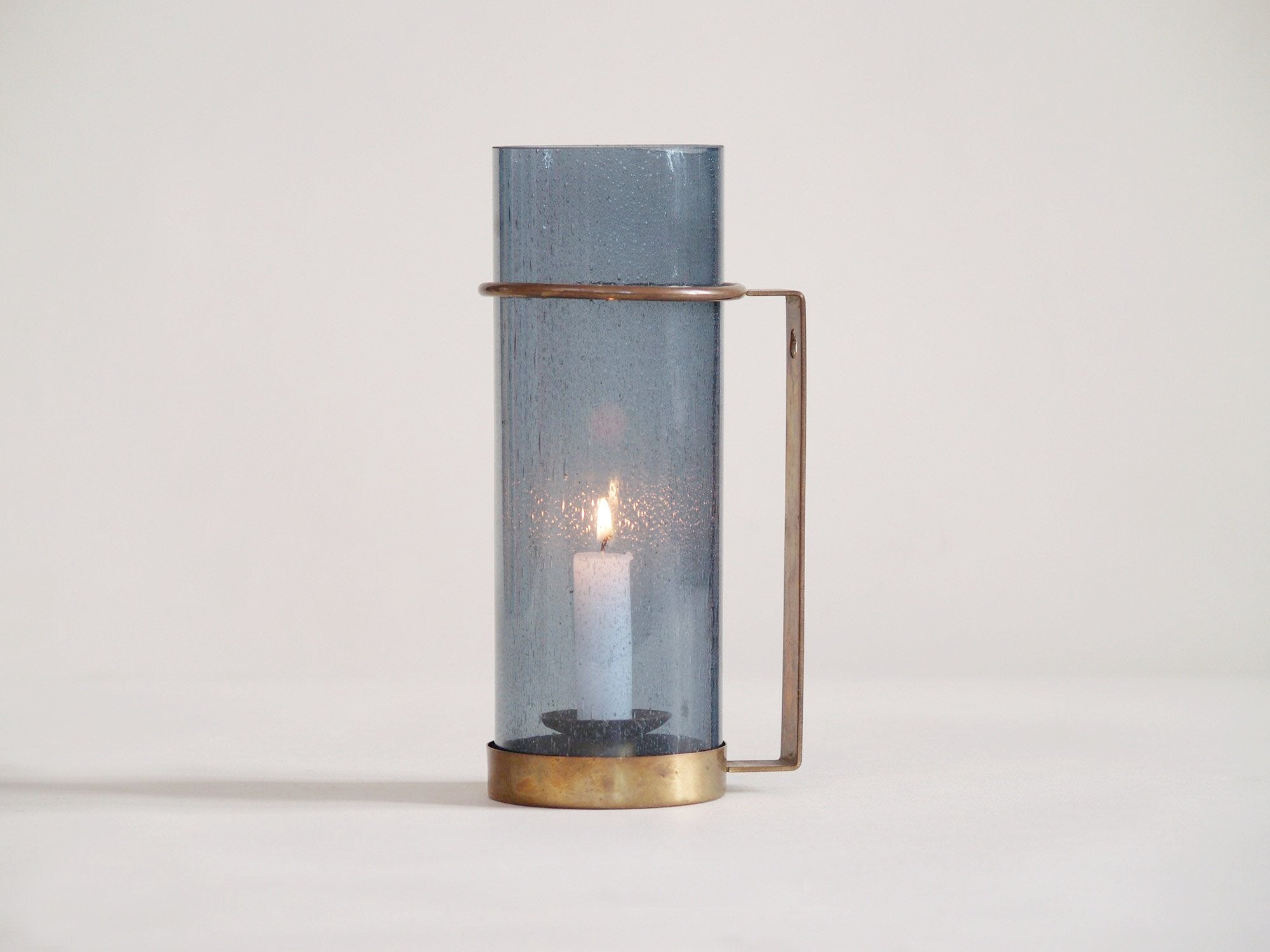 Lumière d'applique / bougeoir de Gunnar Ander & Ystad Metall, Suède (années 1950)..Wall candle holder by Gunnar Ander & Ystad Metall, Sweden (Circa 1950)