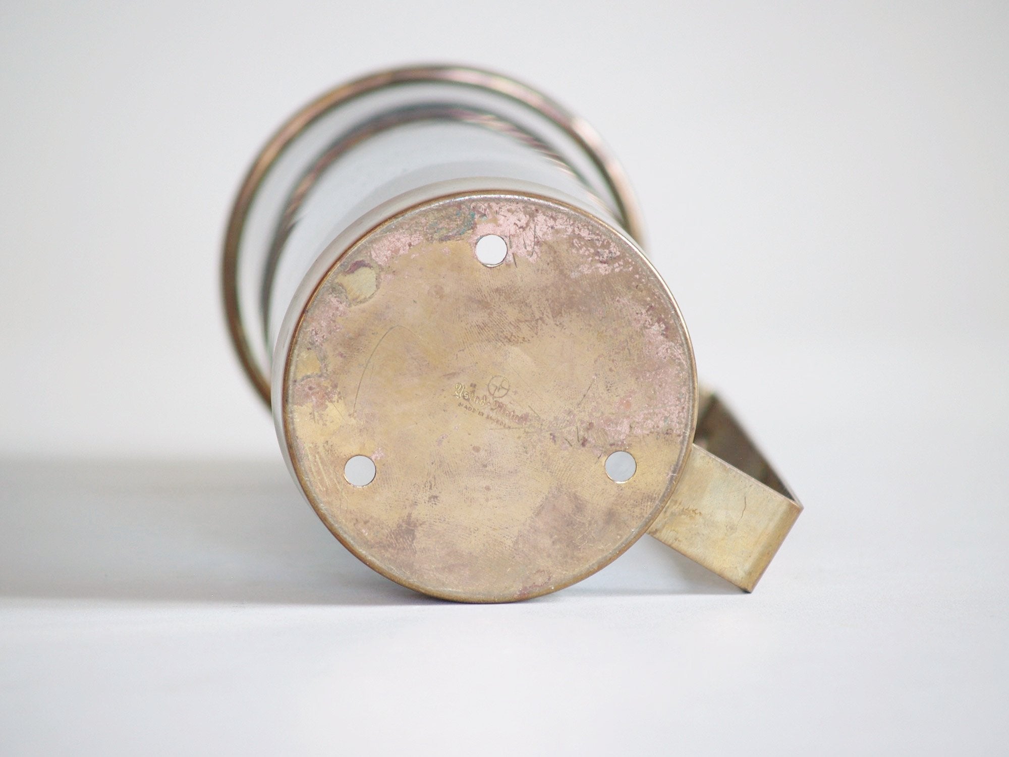 Lumière d'applique / bougeoir de Gunnar Ander & Ystad Metall, Suède (années 1950)..Wall candle holder by Gunnar Ander & Ystad Metall, Sweden (Circa 1950)