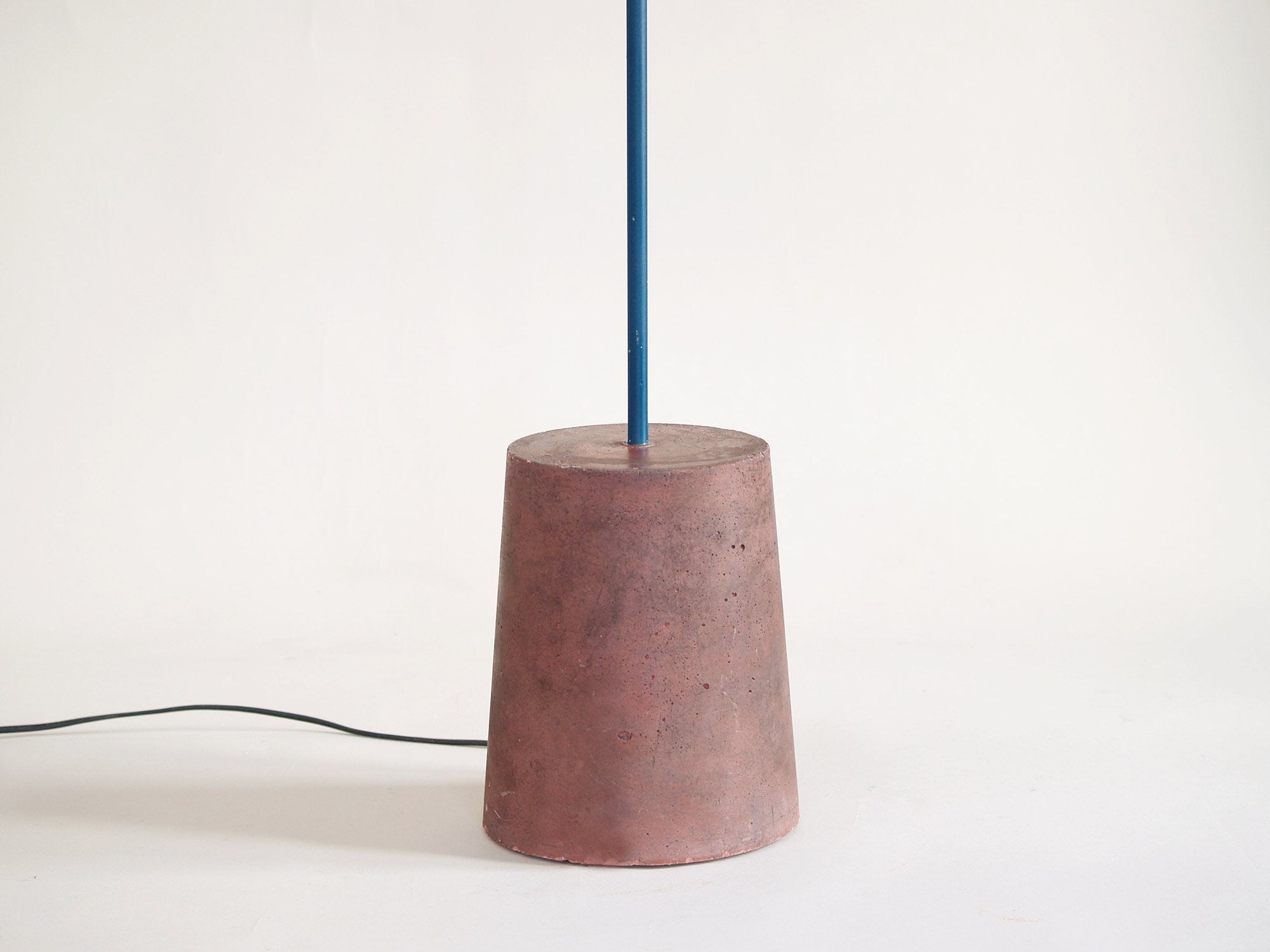 Lampadaire postmoderniste, Entourage du Groupe Memphis France (vers 1980)..Minimalist Memphis style Postmodernist Floor lamp, France (circa 1980)