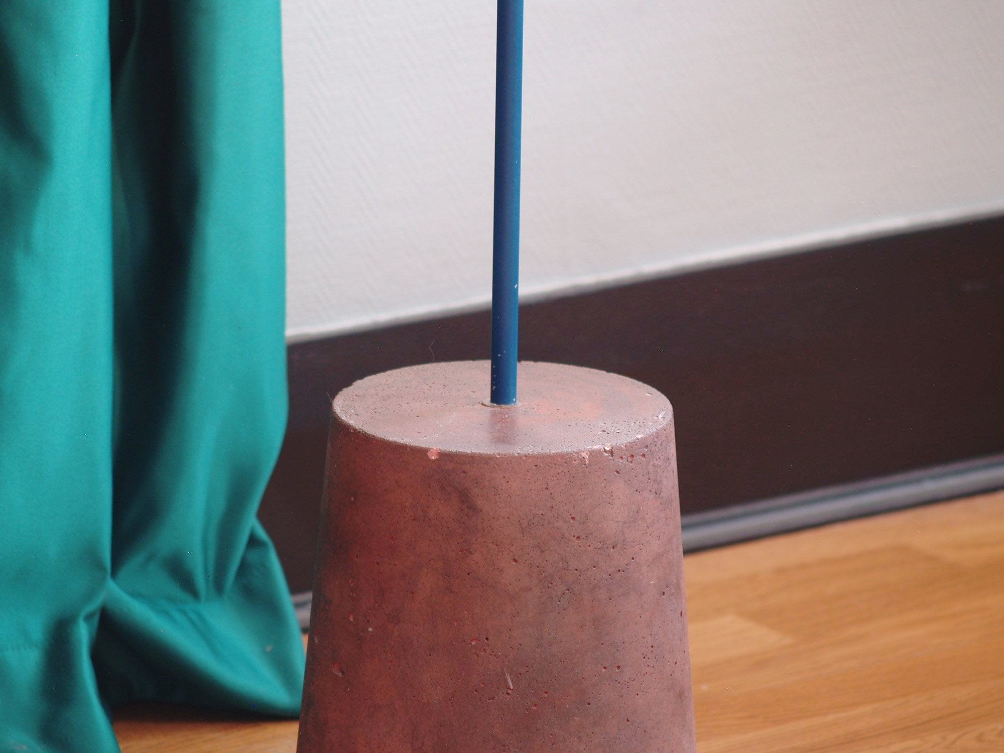 Lampadaire postmoderniste, Entourage du Groupe Memphis France (vers 1980)..Minimalist Memphis style Postmodernist Floor lamp, France (circa 1980)