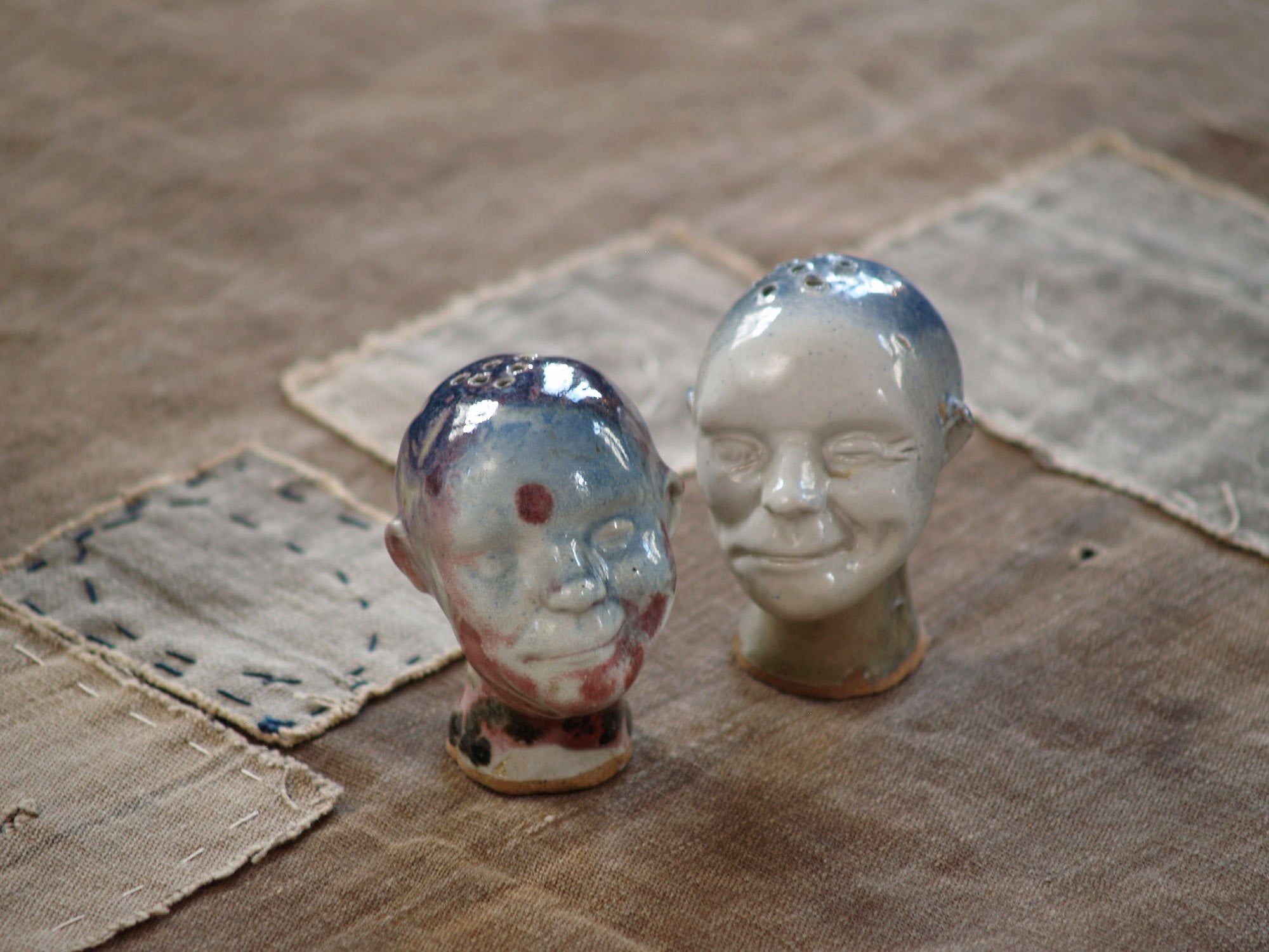Service de table sel & poivre en grès "Messerschmidt", France (vers 1980)..Expressionist "Messerschmidt" salt & pepper stoneware set, France (circa 1980)
