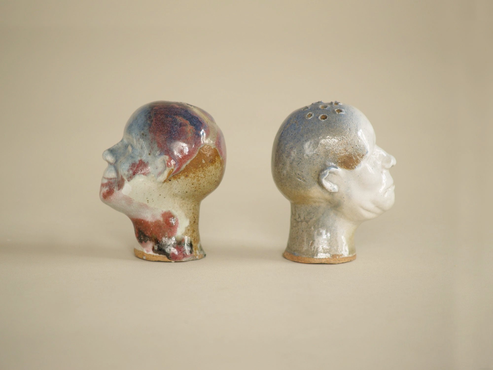 Service de table sel & poivre en grès "Messerschmidt", France (vers 1980)..Expressionist "Messerschmidt" salt & pepper stoneware set, France (circa 1980)
