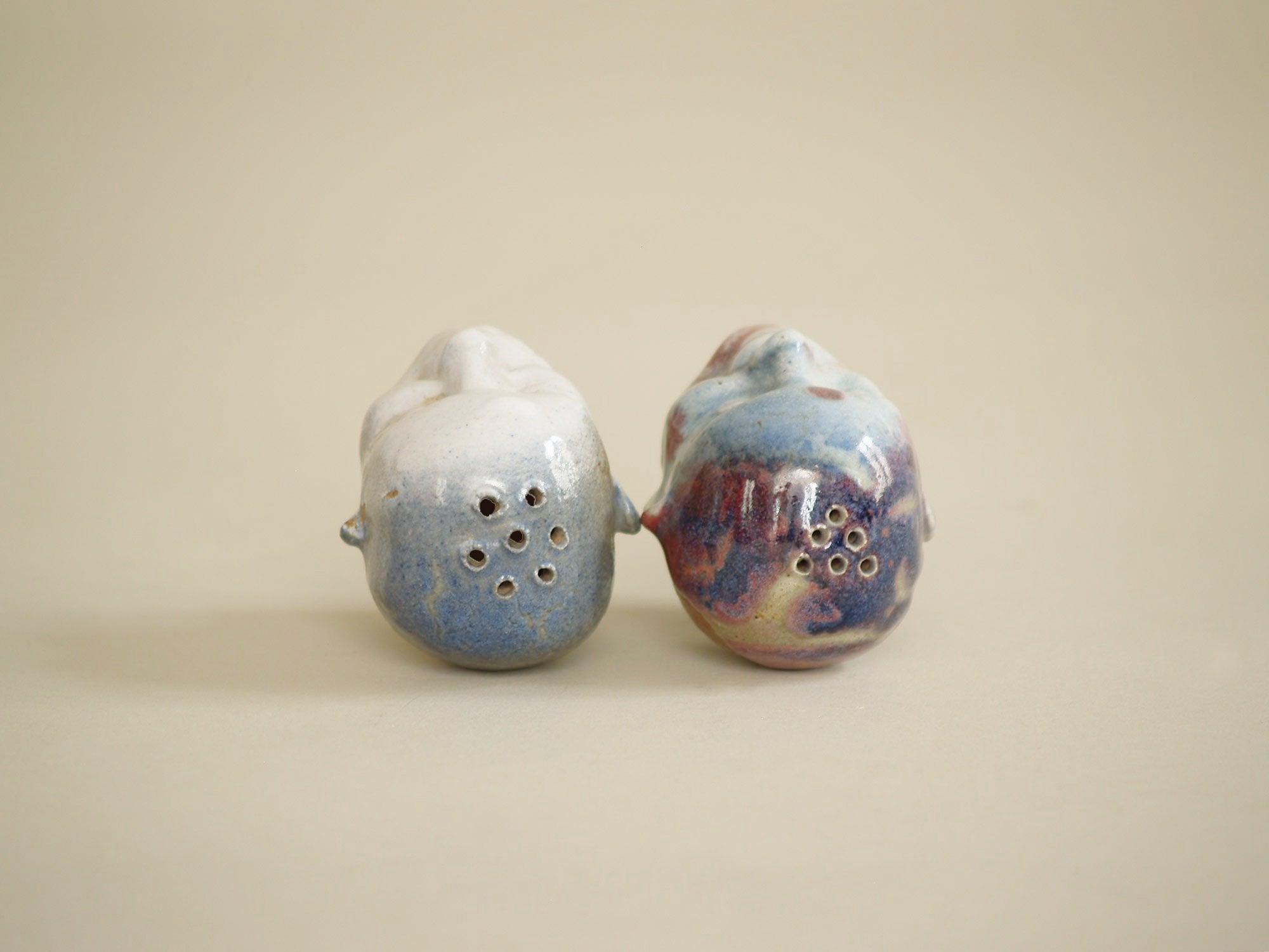 Service de table sel & poivre en grès "Messerschmidt", France (vers 1980)..Expressionist "Messerschmidt" salt & pepper stoneware set, France (circa 1980)