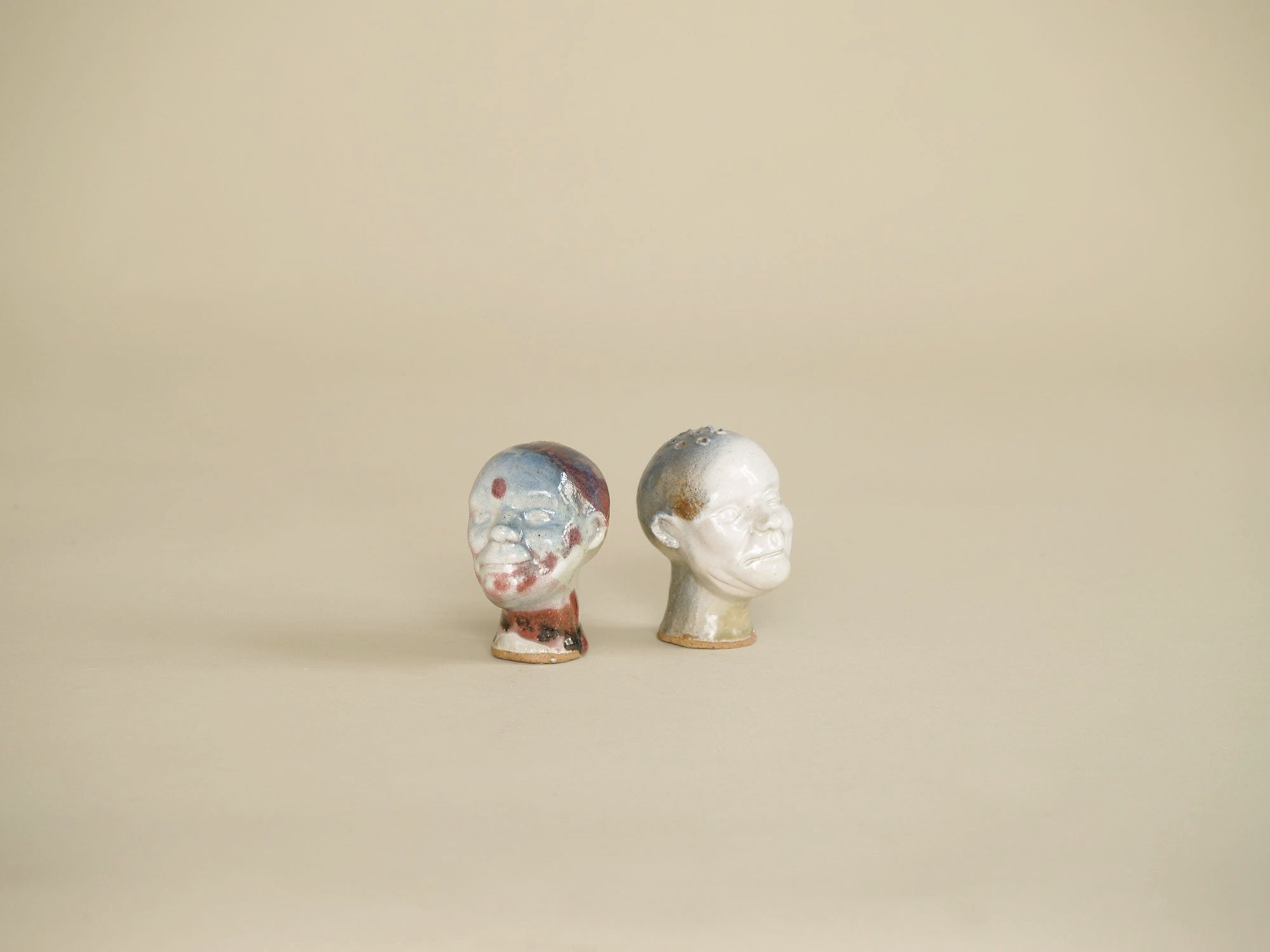 Service de table sel & poivre en grès "Messerschmidt", France (vers 1980)..Expressionist "Messerschmidt" salt & pepper stoneware set, France (circa 1980)