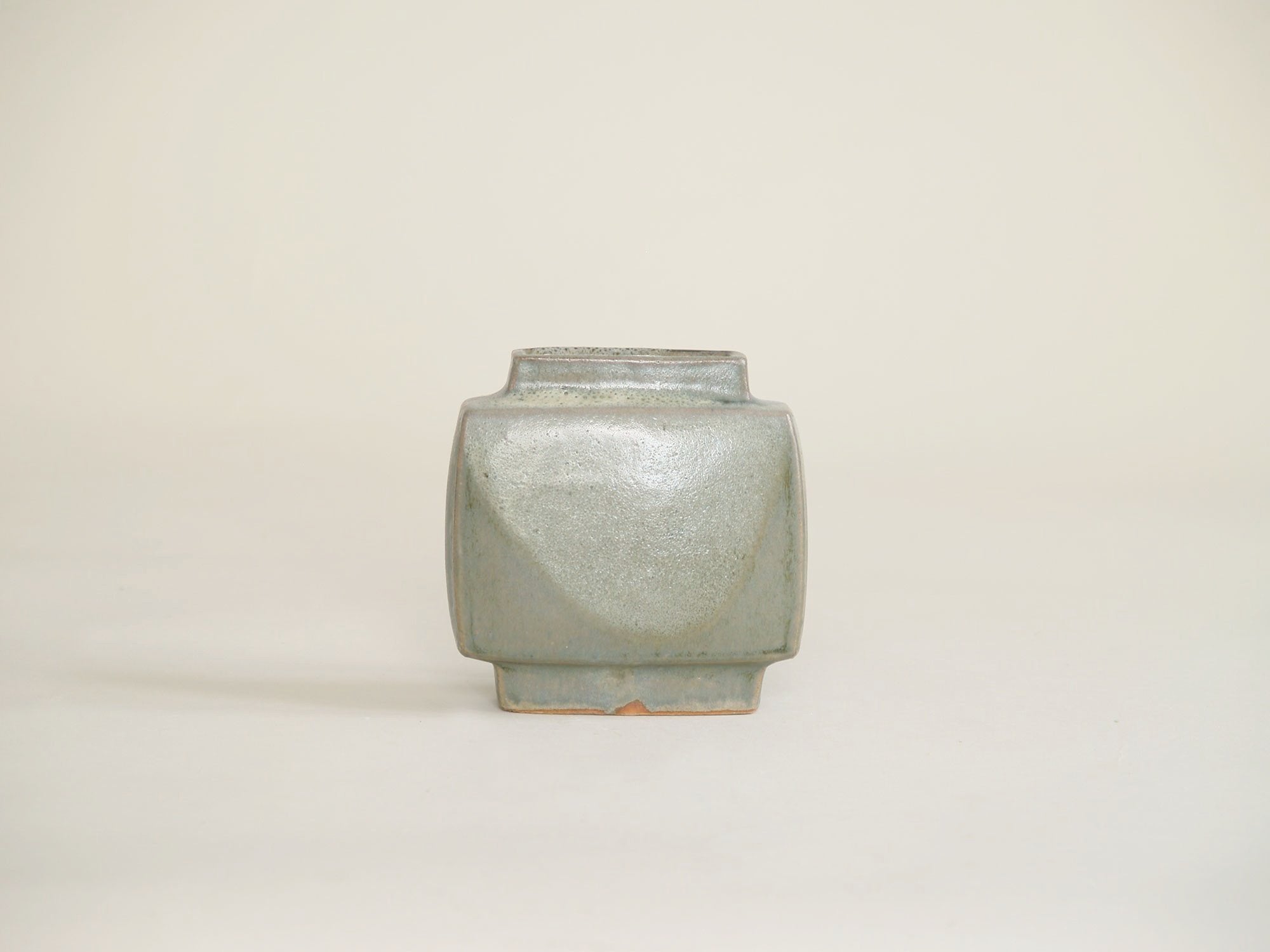 Vase en grès de Pierre Culot, Belgique (vers 1970)..Sculptural vase by Pierre Culot, France (circa 1970)