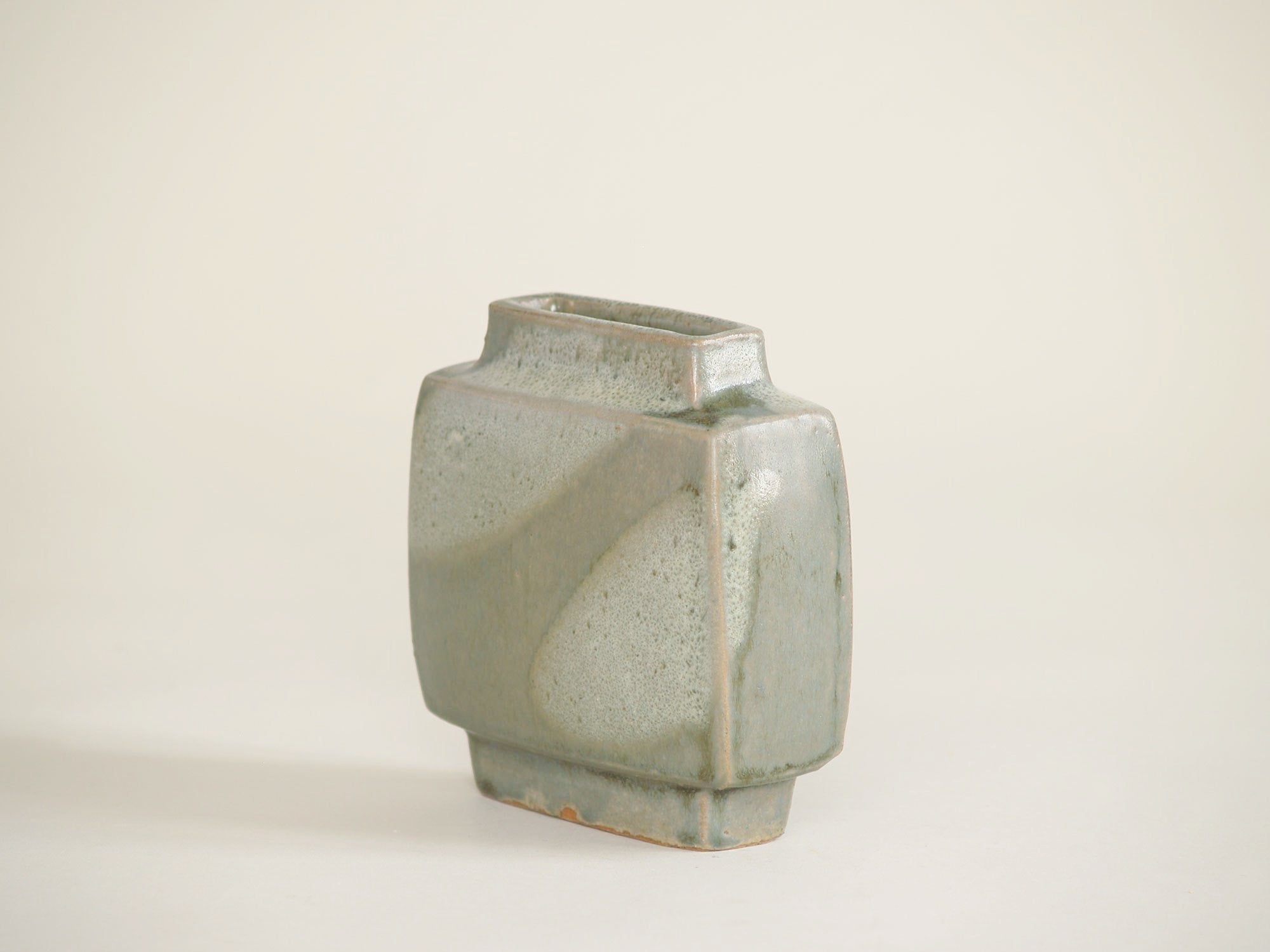 Vase en grès de Pierre Culot, Belgique (vers 1970)..Sculptural vase by Pierre Culot, France (circa 1970)