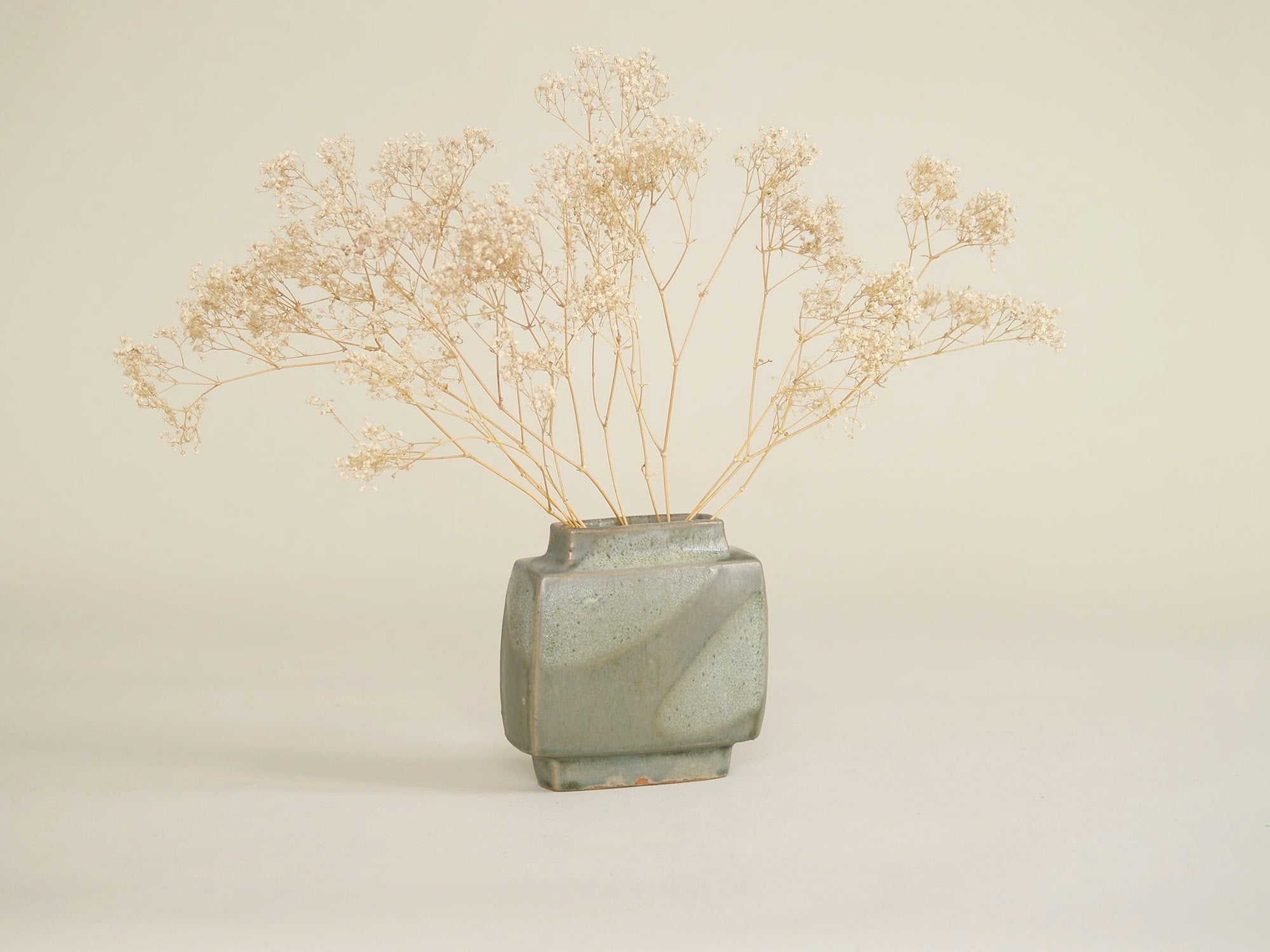 Vase en grès de Pierre Culot, Belgique (vers 1970)..Sculptural vase by Pierre Culot, France (circa 1970)