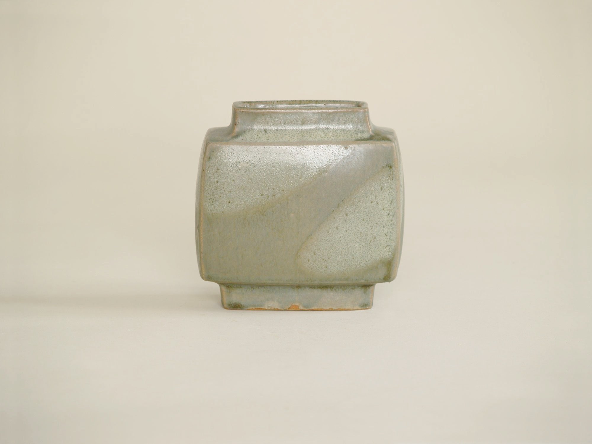 Vase en grès de Pierre Culot, Belgique (vers 1970)..Sculptural vase by Pierre Culot, France (circa 1970)