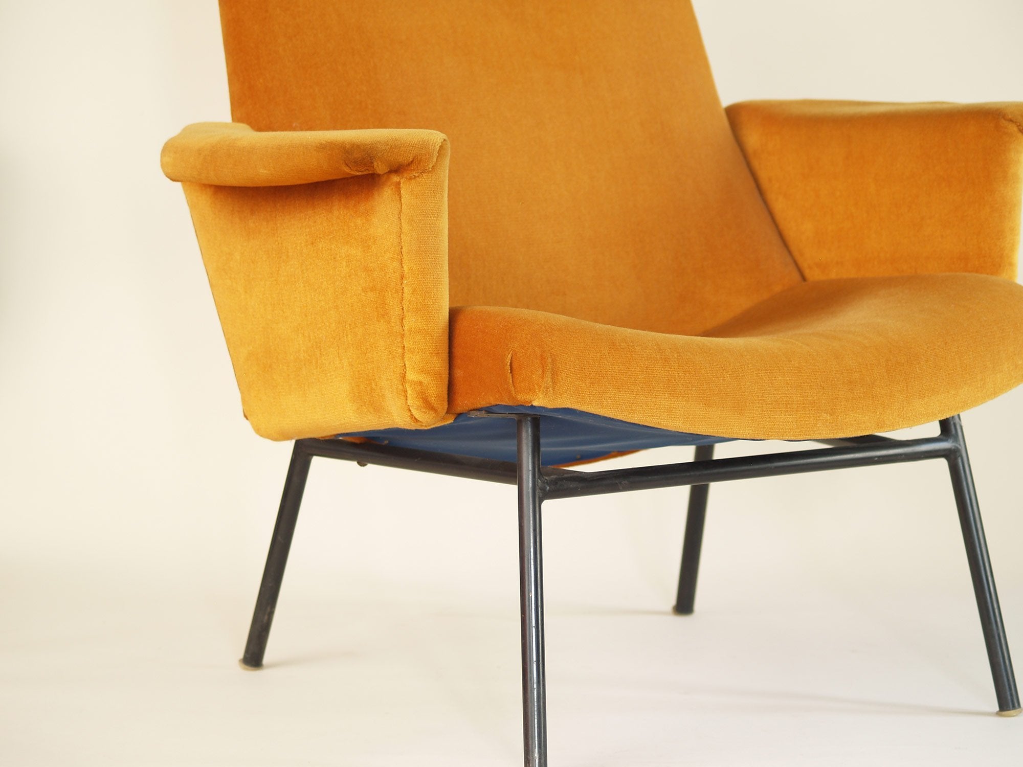 Paire de fauteuils SK660 par Pierre Guariche pour Steiner, France (1953)..Pair of SK660 chairs by Pierre Guariche for Steiner, France (1953)