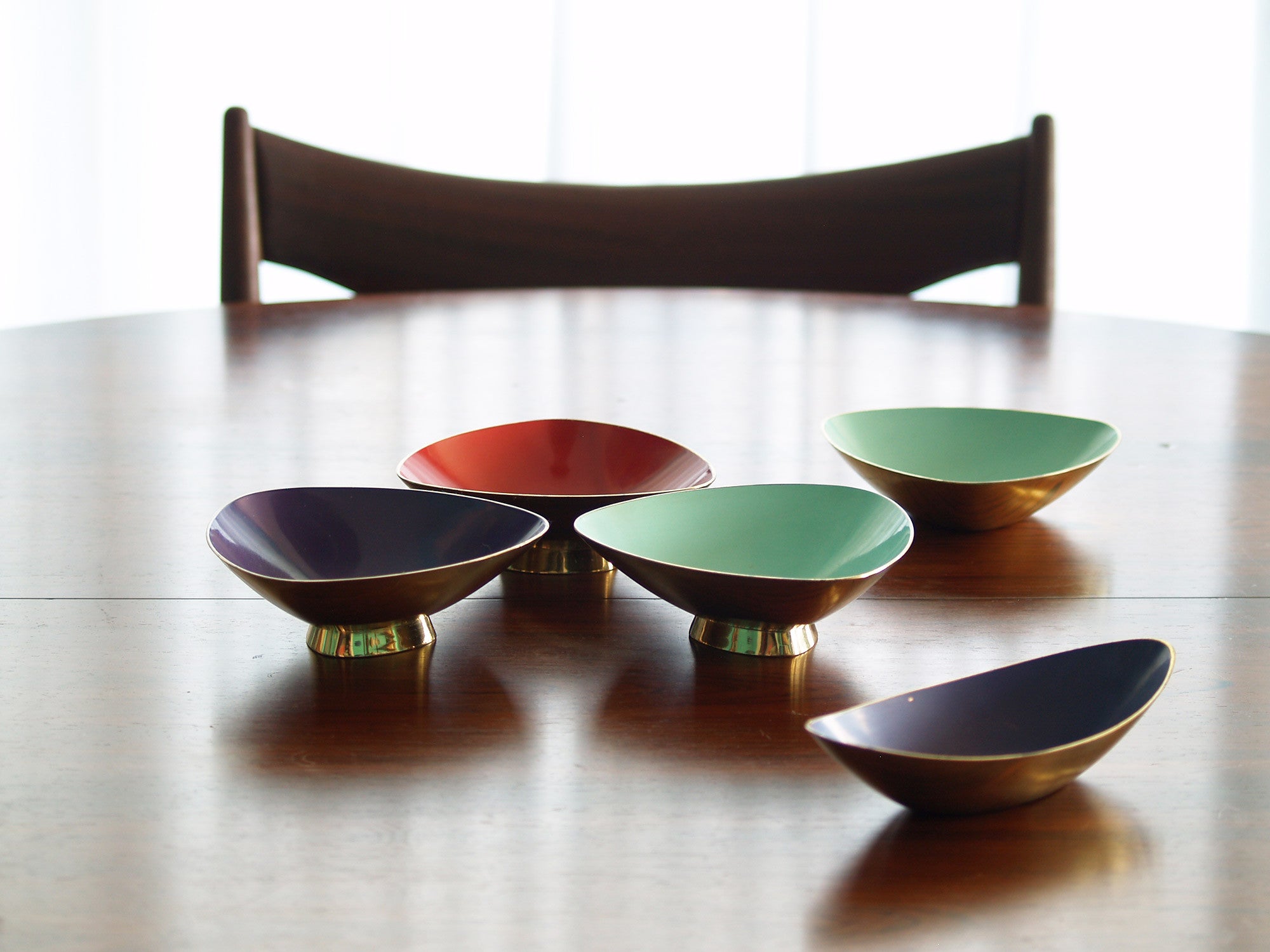 Coupe rouge de Gunnar Ander & Ystad Metall, Suède (années 1950)..Bowl by Gunnar Ander & Ystad Metall, Sweden (circa 1950)