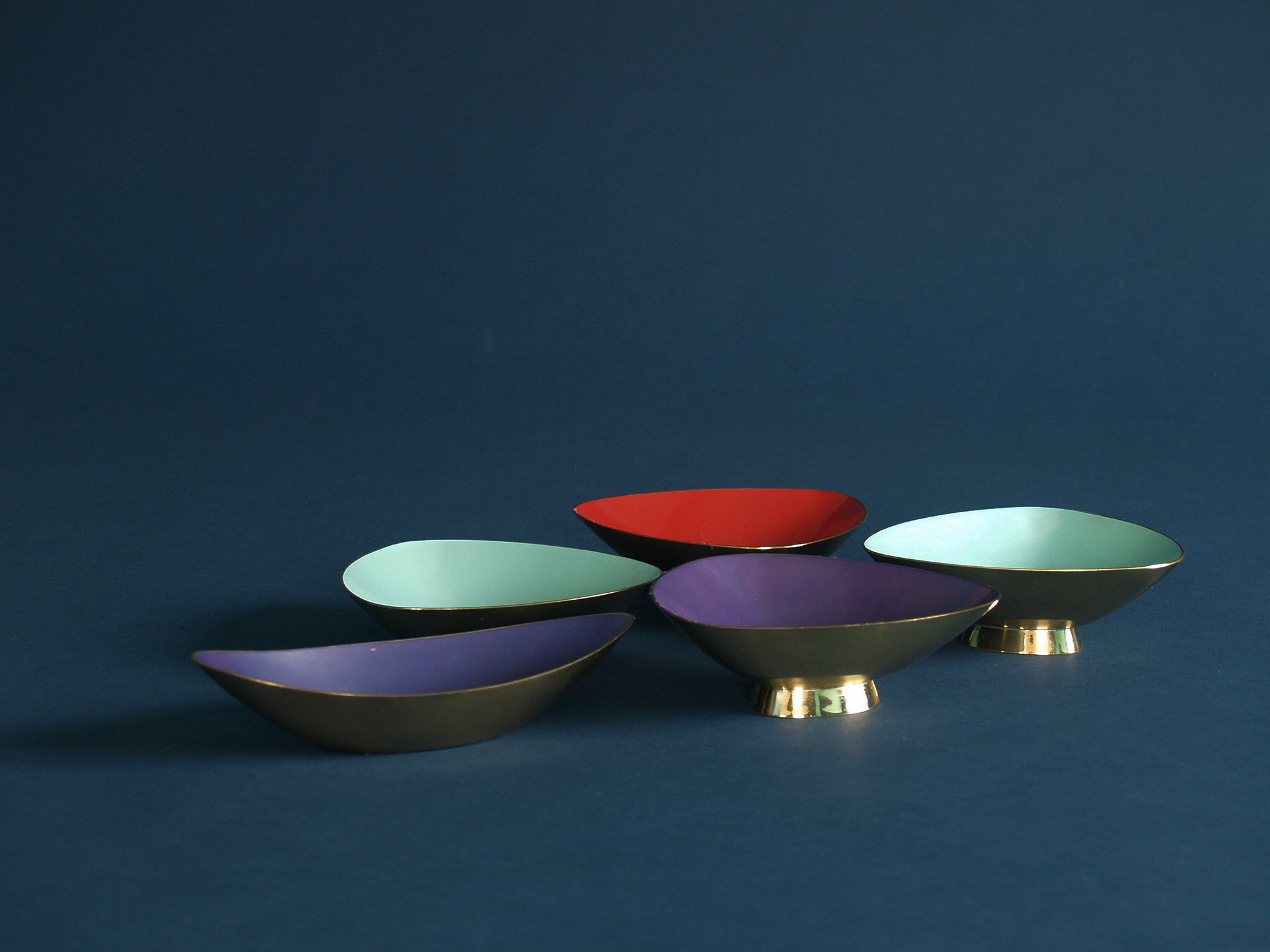 Coupe rouge de Gunnar Ander & Ystad Metall, Suède (années 1950)..Bowl by Gunnar Ander & Ystad Metall, Sweden (circa 1950)