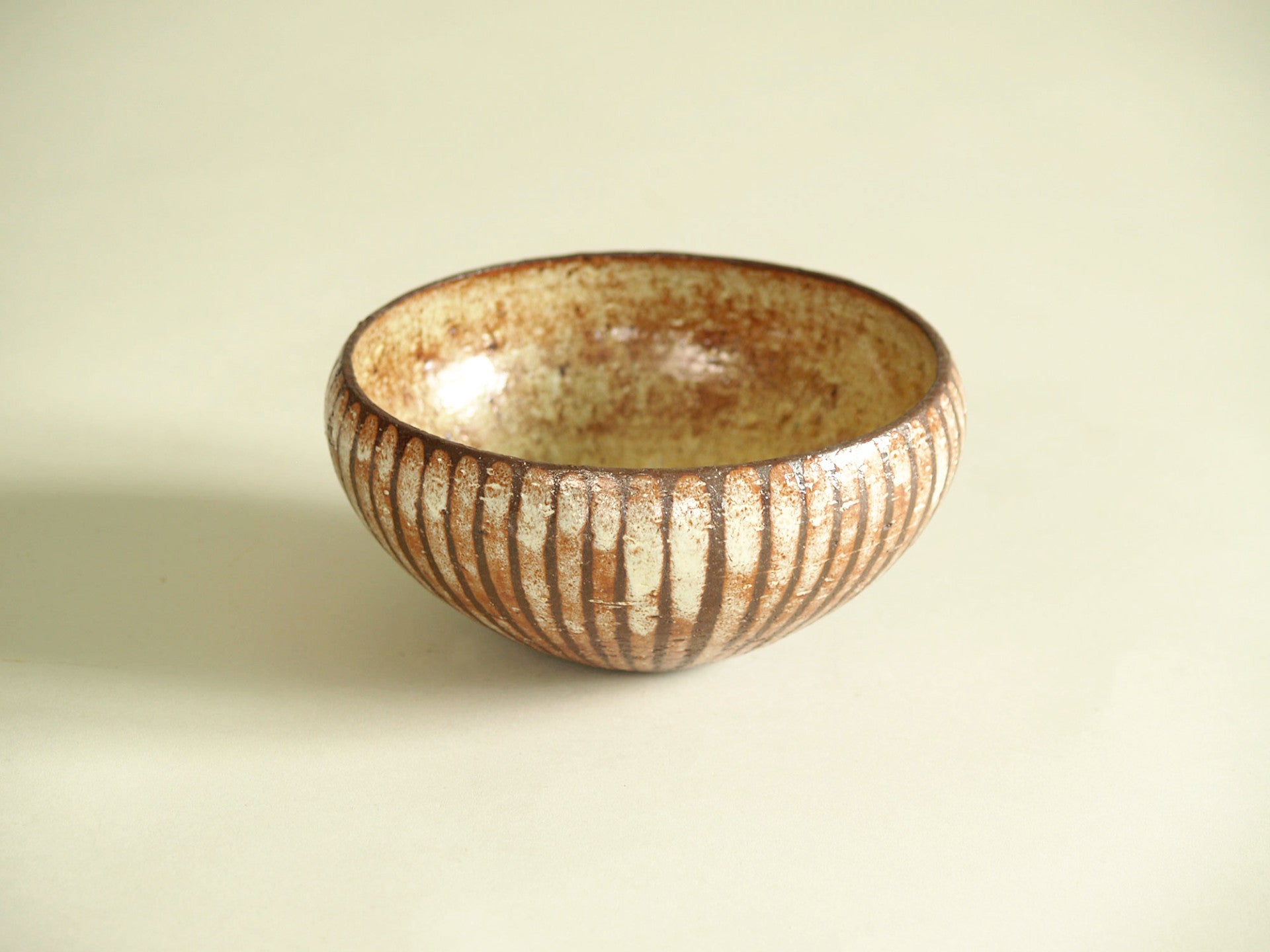 Coupe de Gutte Eriksen, Danemark (vers 1942)..Bowl by Gutte Eriksen, Denmark (ca. 1942)