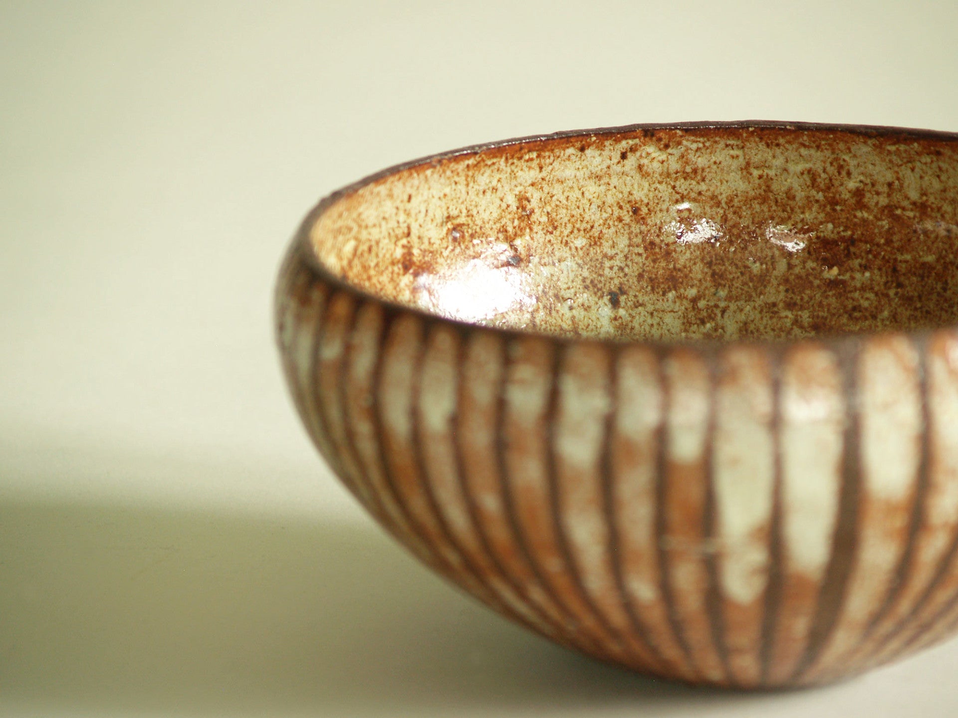 Coupe de Gutte Eriksen, Danemark (vers 1942)..Bowl by Gutte Eriksen, Denmark (ca. 1942)