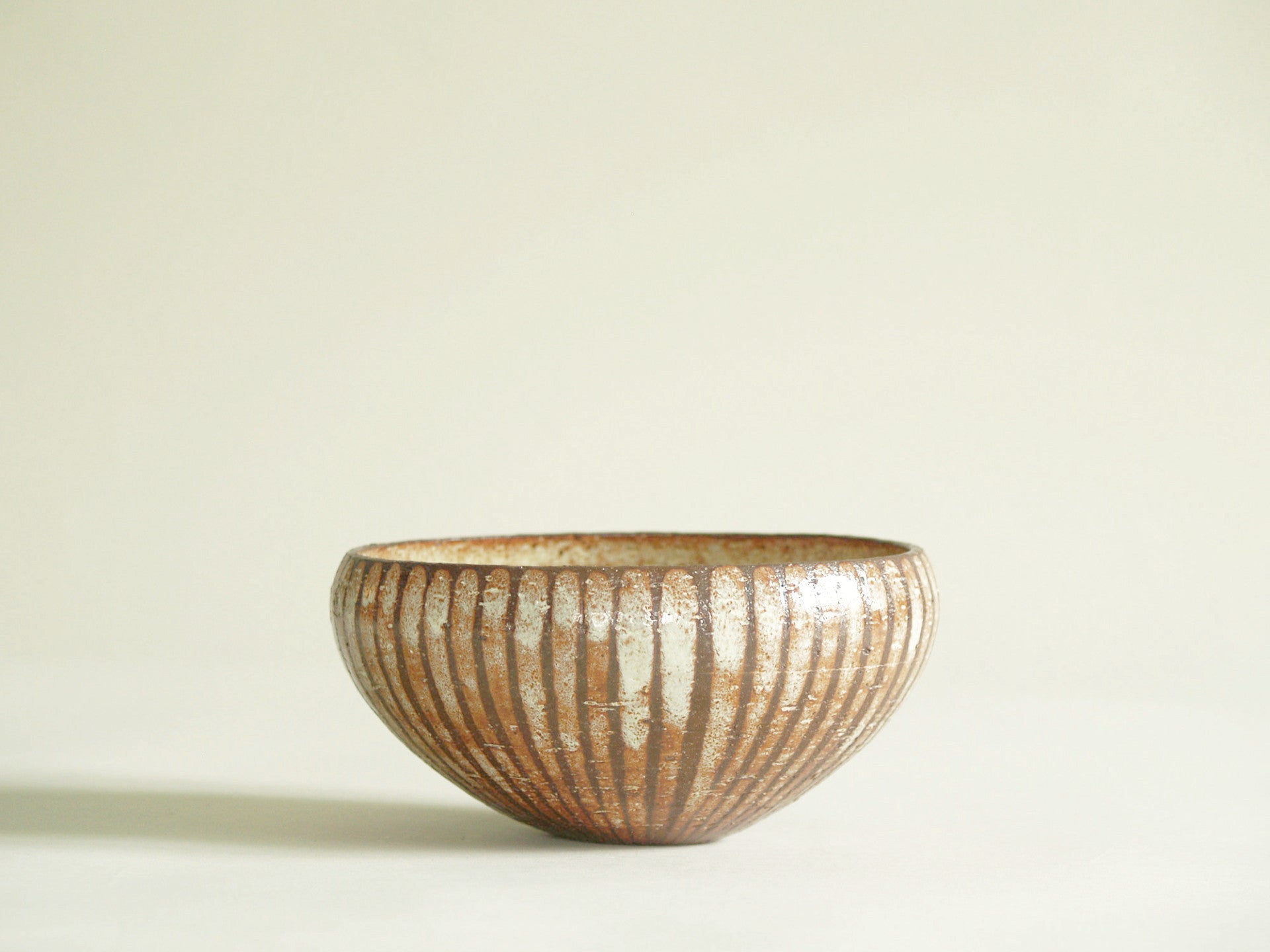 Coupe de Gutte Eriksen, Danemark (vers 1942)..Bowl by Gutte Eriksen, Denmark (ca. 1942)