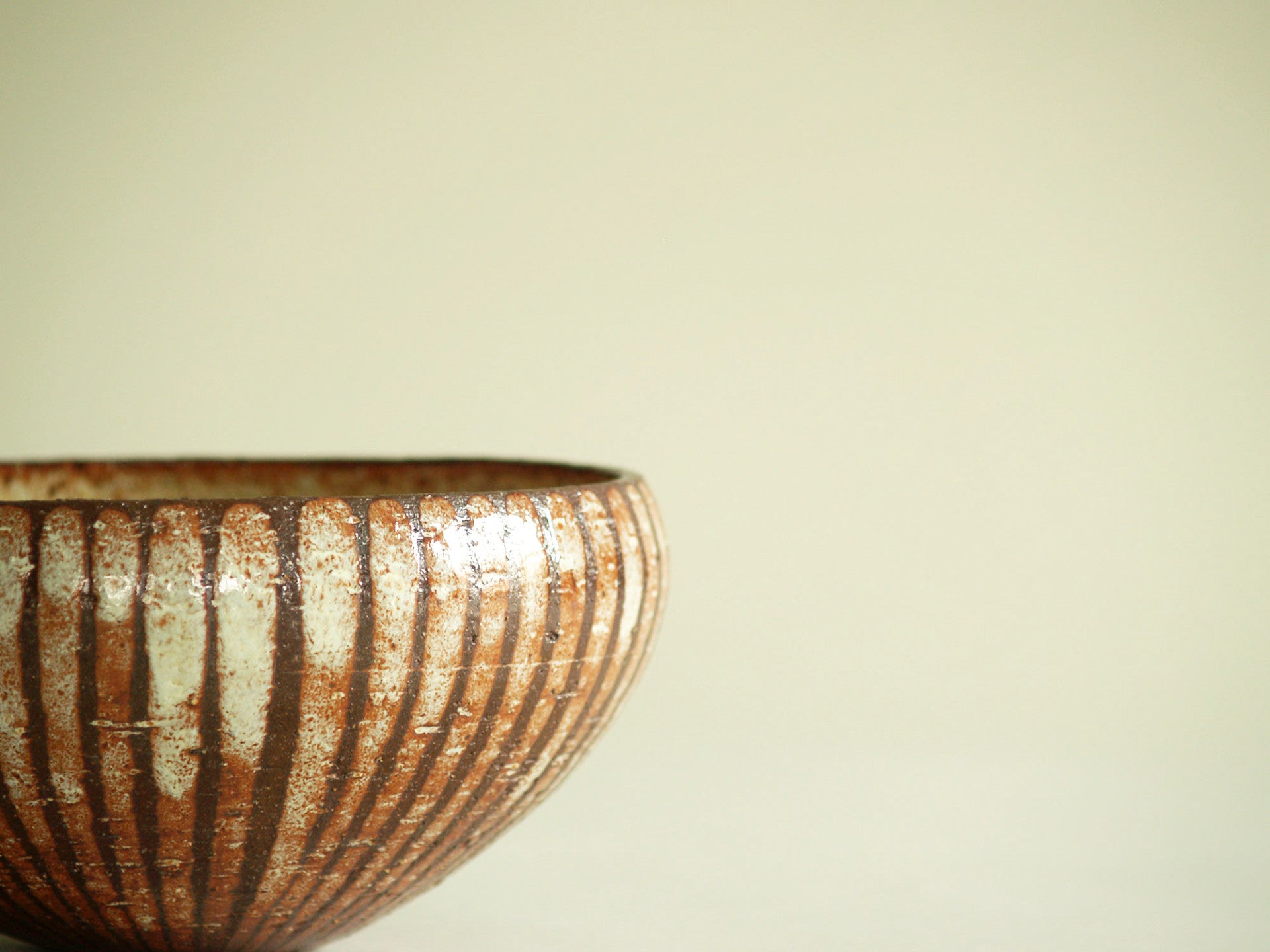 Coupe de Gutte Eriksen, Danemark (vers 1942)..Bowl by Gutte Eriksen, Denmark (ca. 1942)