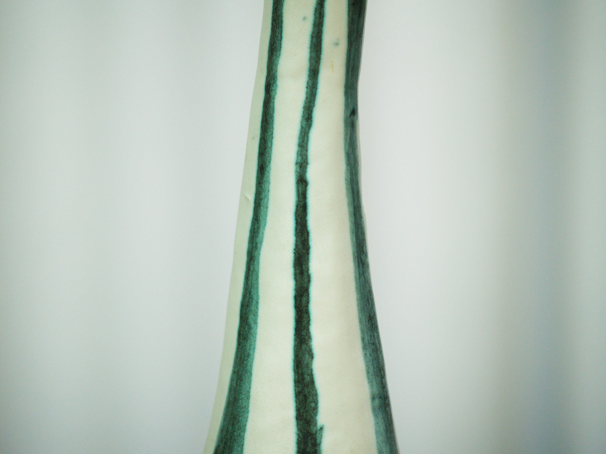 Vase‑bouteille de Jacques Blin et Jean Rustin, France (vers 1956)..Bottle‑Vase by Jacques Blin & Jean Rustin, France (circa 1956)