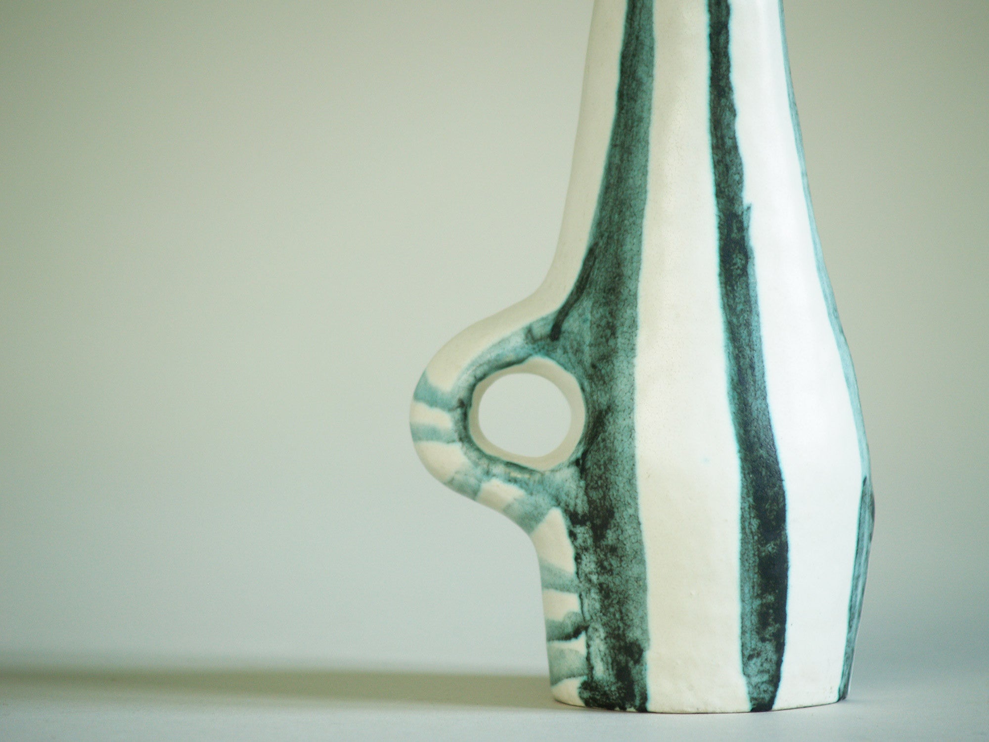 Vase‑bouteille de Jacques Blin et Jean Rustin, France (vers 1956)..Bottle‑Vase by Jacques Blin & Jean Rustin, France (circa 1956)