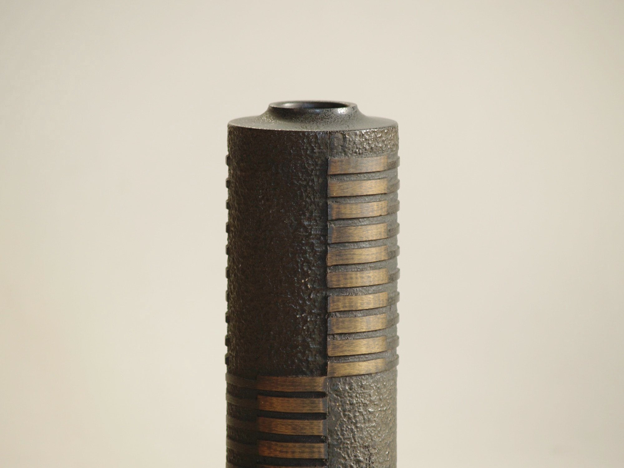 Vase Hanaire en bronze patiné, Japon (vers 1970)..Kado copper vase, Japan (circa 1970)