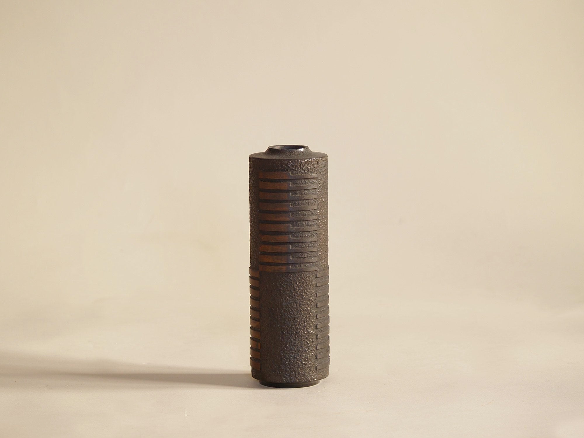 Vase Hanaire en bronze patiné, Japon (vers 1970)..Kado copper vase, Japan (circa 1970)