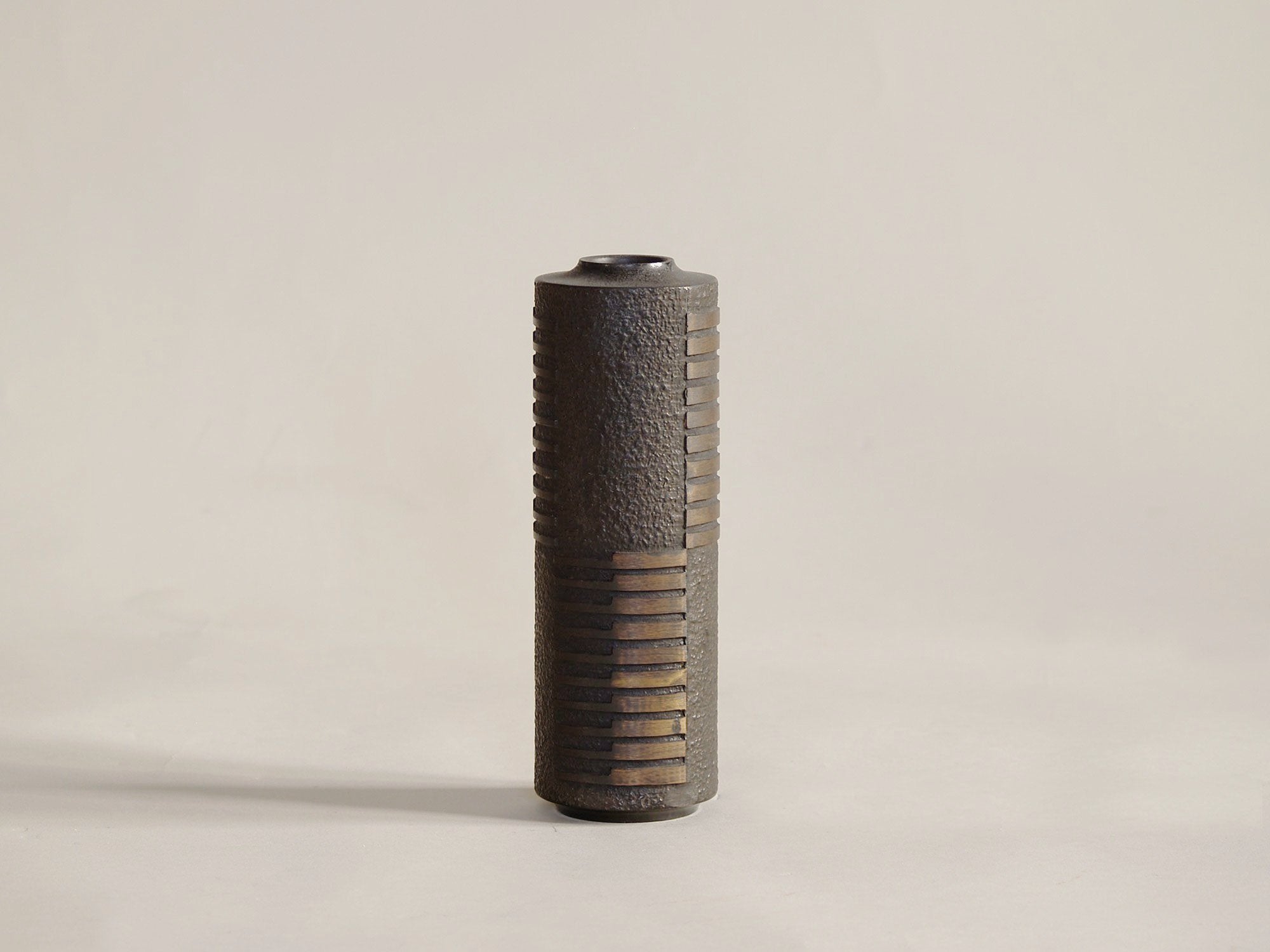 Vase Hanaire en bronze patiné, Japon (vers 1970)..Kado copper vase, Japan (circa 1970)