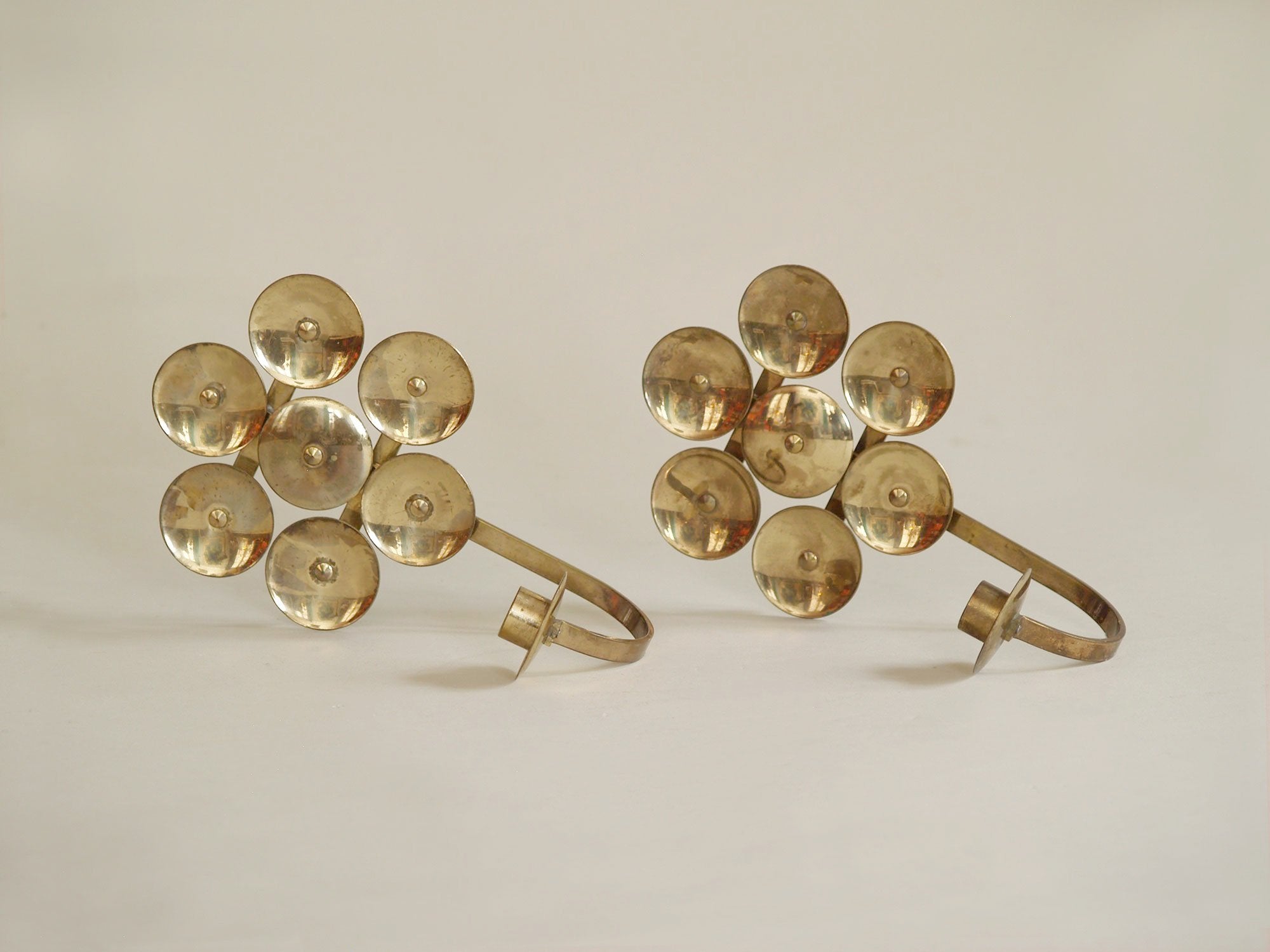 Paire de miroirs d’applique en laiton par Kee Mora, Suède (vers 1950)..Pair of folk brass wall hanging candle holders by Kee Mora, Sweden (circa 1950)