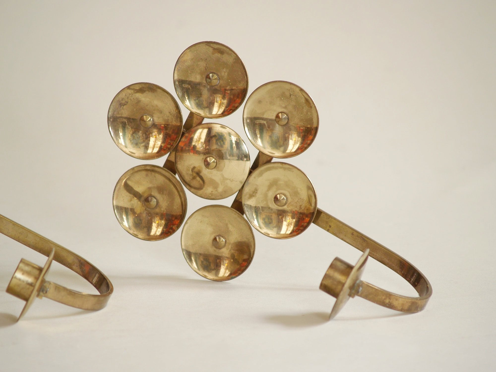 Paire de miroirs d’applique en laiton par Kee Mora, Suède (vers 1950)..Pair of folk brass wall hanging candle holders by Kee Mora, Sweden (circa 1950)
