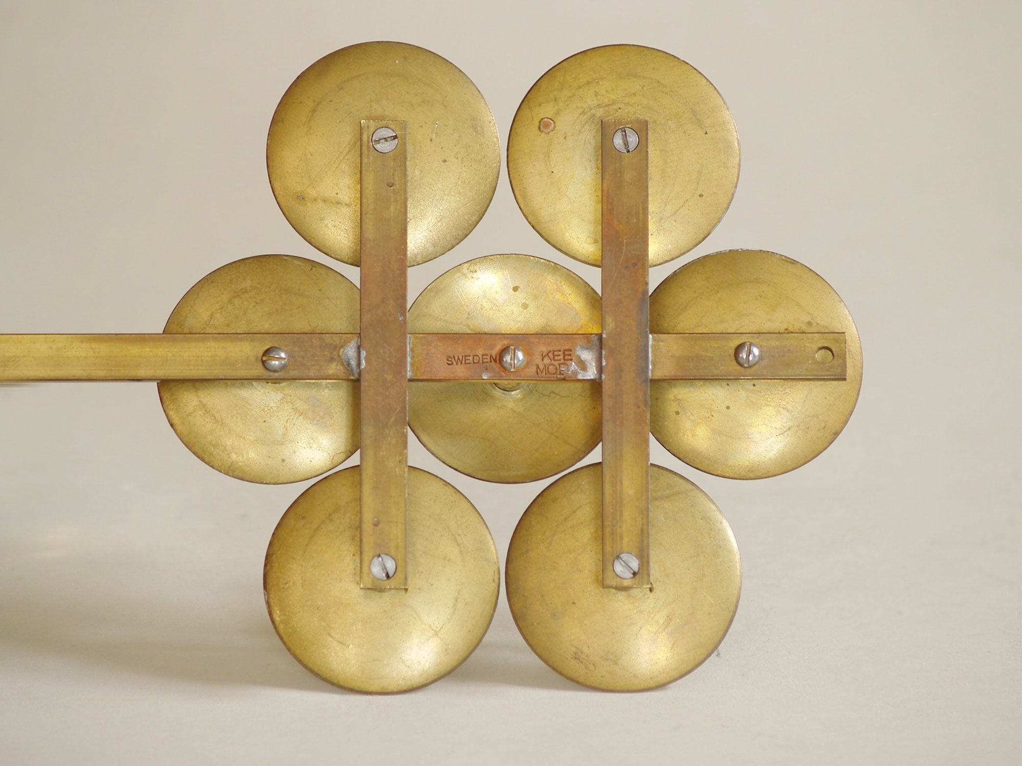 Paire de miroirs d’applique en laiton par Kee Mora, Suède (vers 1950)..Pair of folk brass wall hanging candle holders by Kee Mora, Sweden (circa 1950)