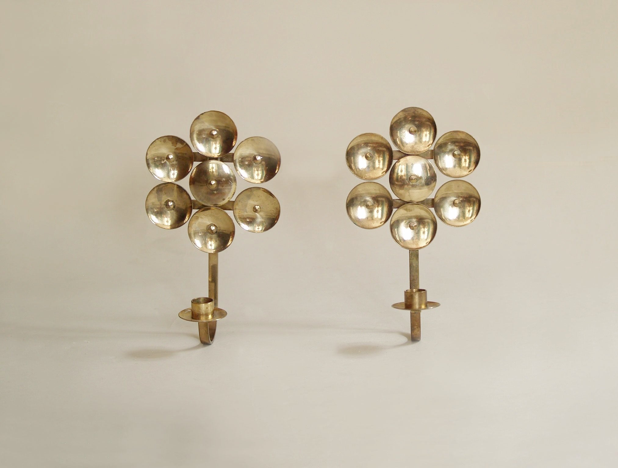 Paire de miroirs d’applique en laiton par Kee Mora, Suède (vers 1950)..Pair of folk brass wall hanging candle holders by Kee Mora, Sweden (circa 1950)