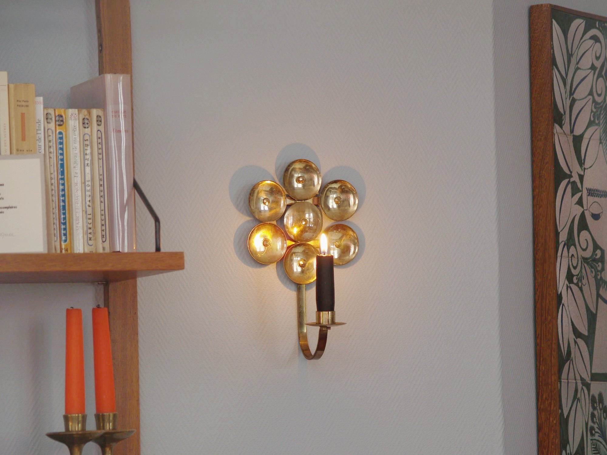 Paire de miroirs d’applique en laiton par Kee Mora, Suède (vers 1950)..Pair of folk brass wall hanging candle holders by Kee Mora, Sweden (circa 1950)