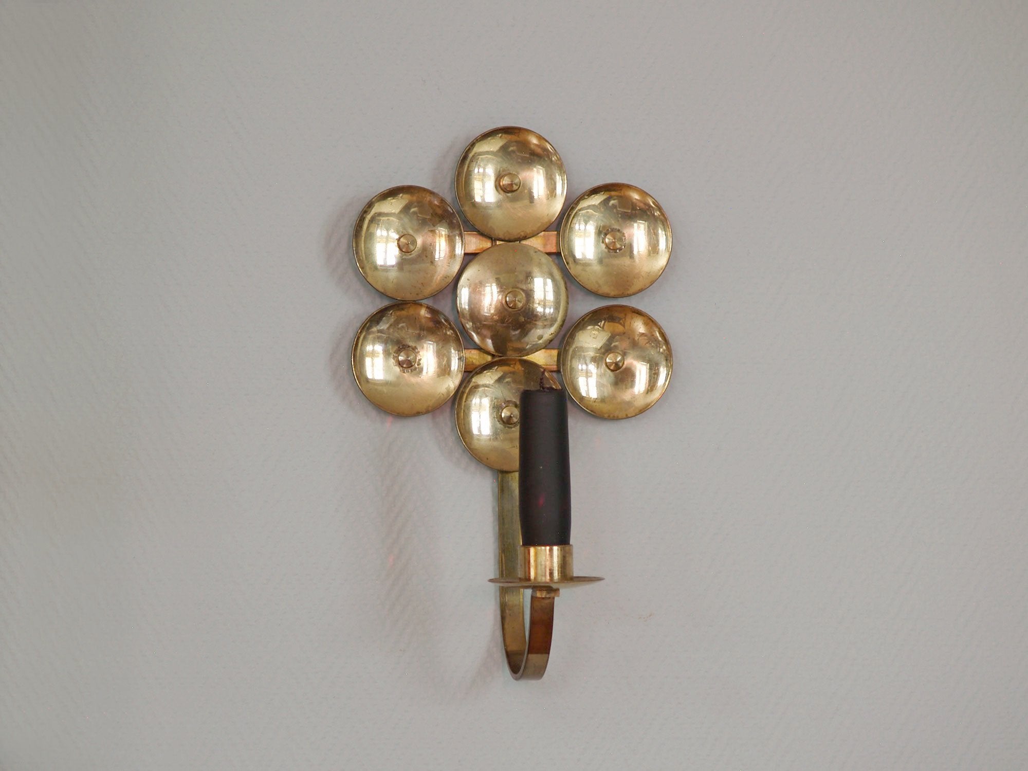 Paire de miroirs d’applique en laiton par Kee Mora, Suède (vers 1950)..Pair of folk brass wall hanging candle holders by Kee Mora, Sweden (circa 1950)