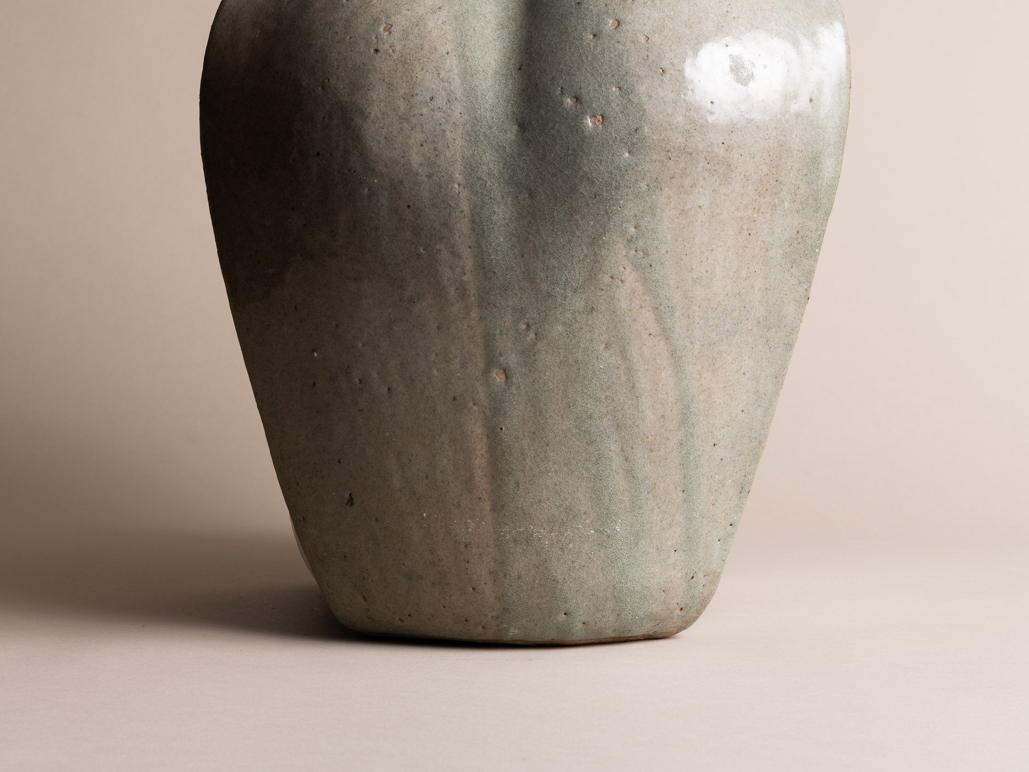 Important vase biomorphique en grès céladon de François Baumlin, France (vers 1970)..Biomorphic stoneware celadon vase by François Baumlin, France (circa 1970)