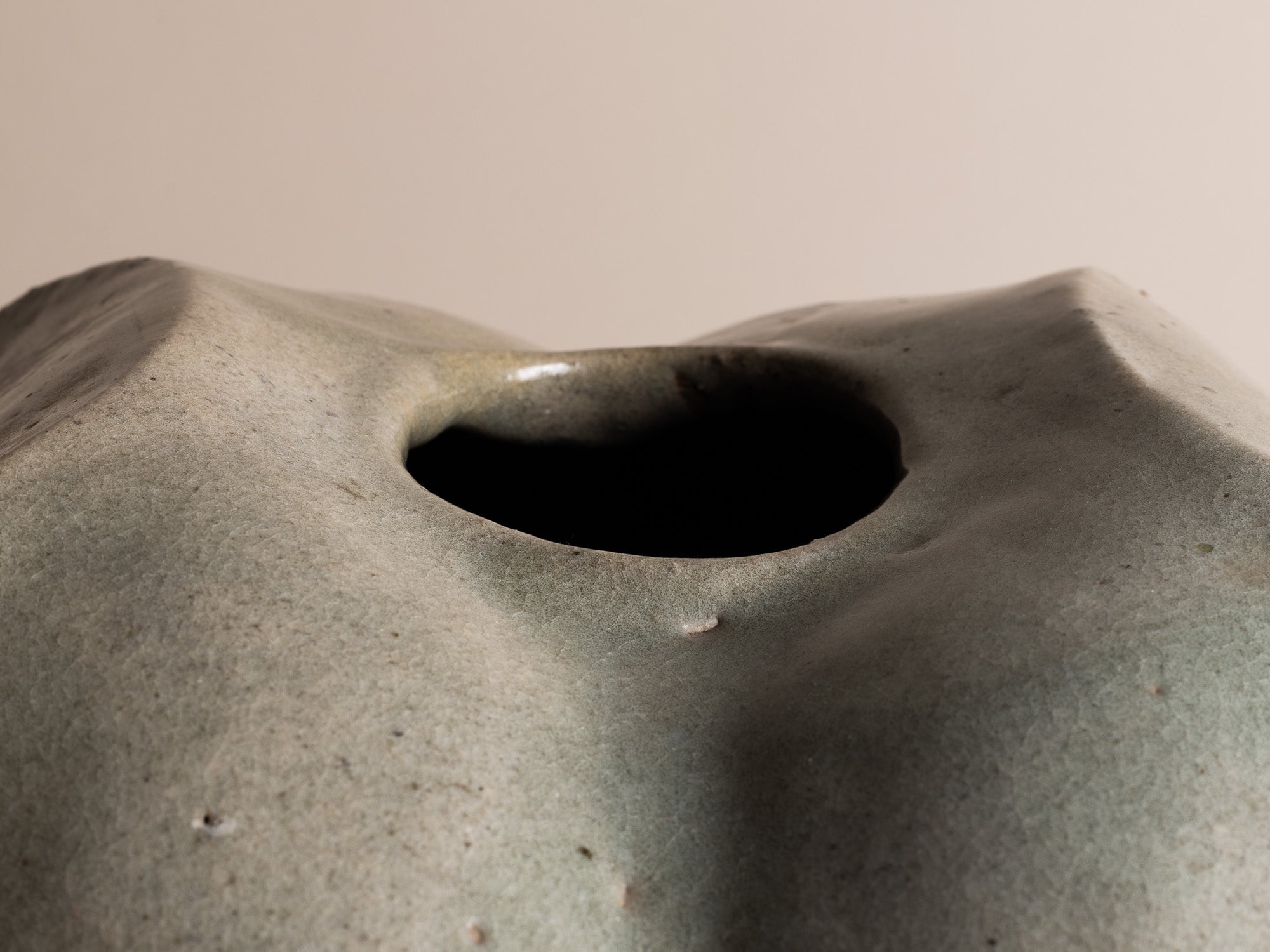 Important vase biomorphique en grès céladon de François Baumlin, France (vers 1970)..Biomorphic stoneware celadon vase by François Baumlin, France (circa 1970)