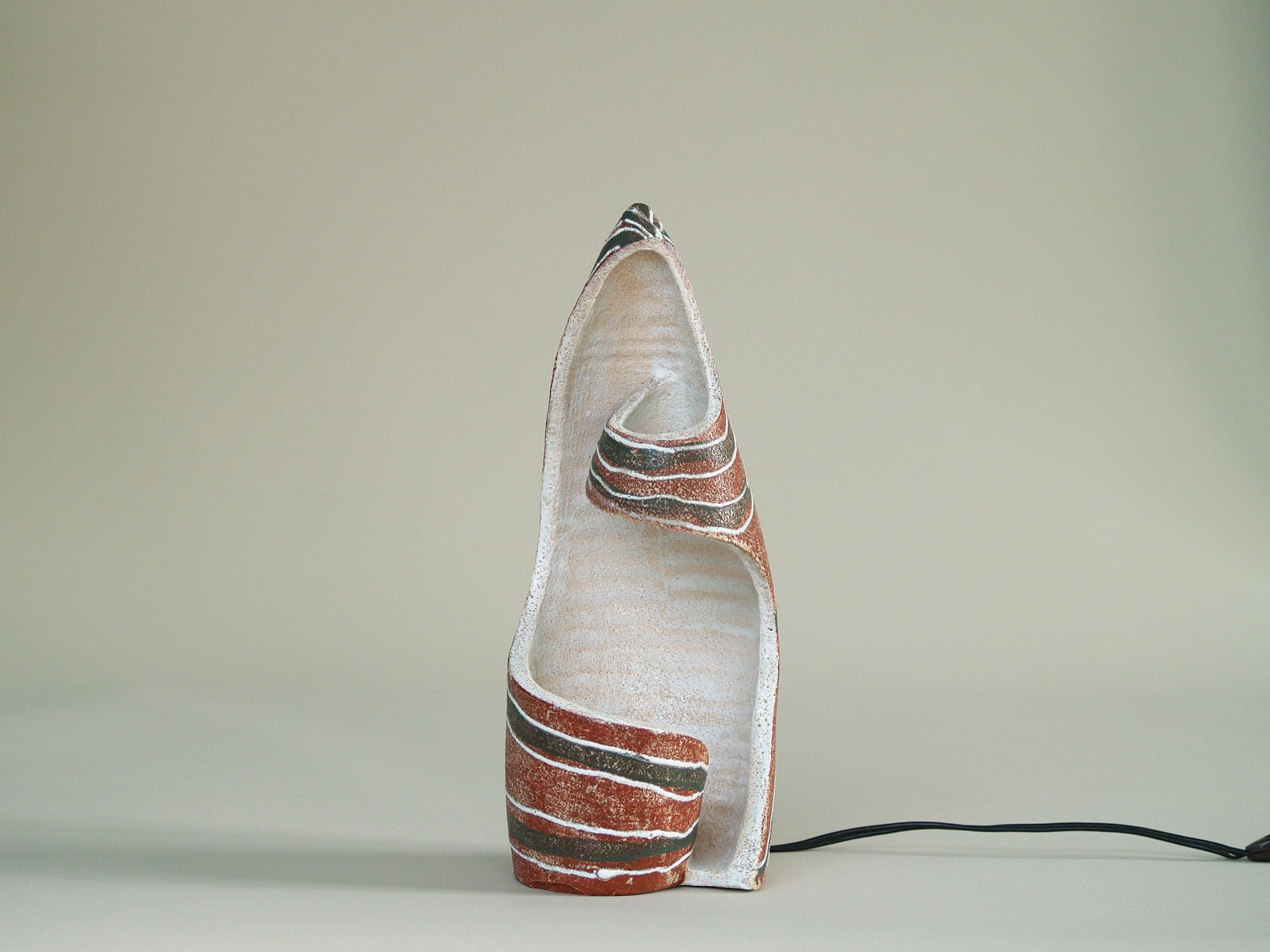 Lampe‑Sculpture des Potiers d'Accolay, France (vers 1957)..Sculptural lamp by Les Potiers d'Accolay, France (Circa 1957)
