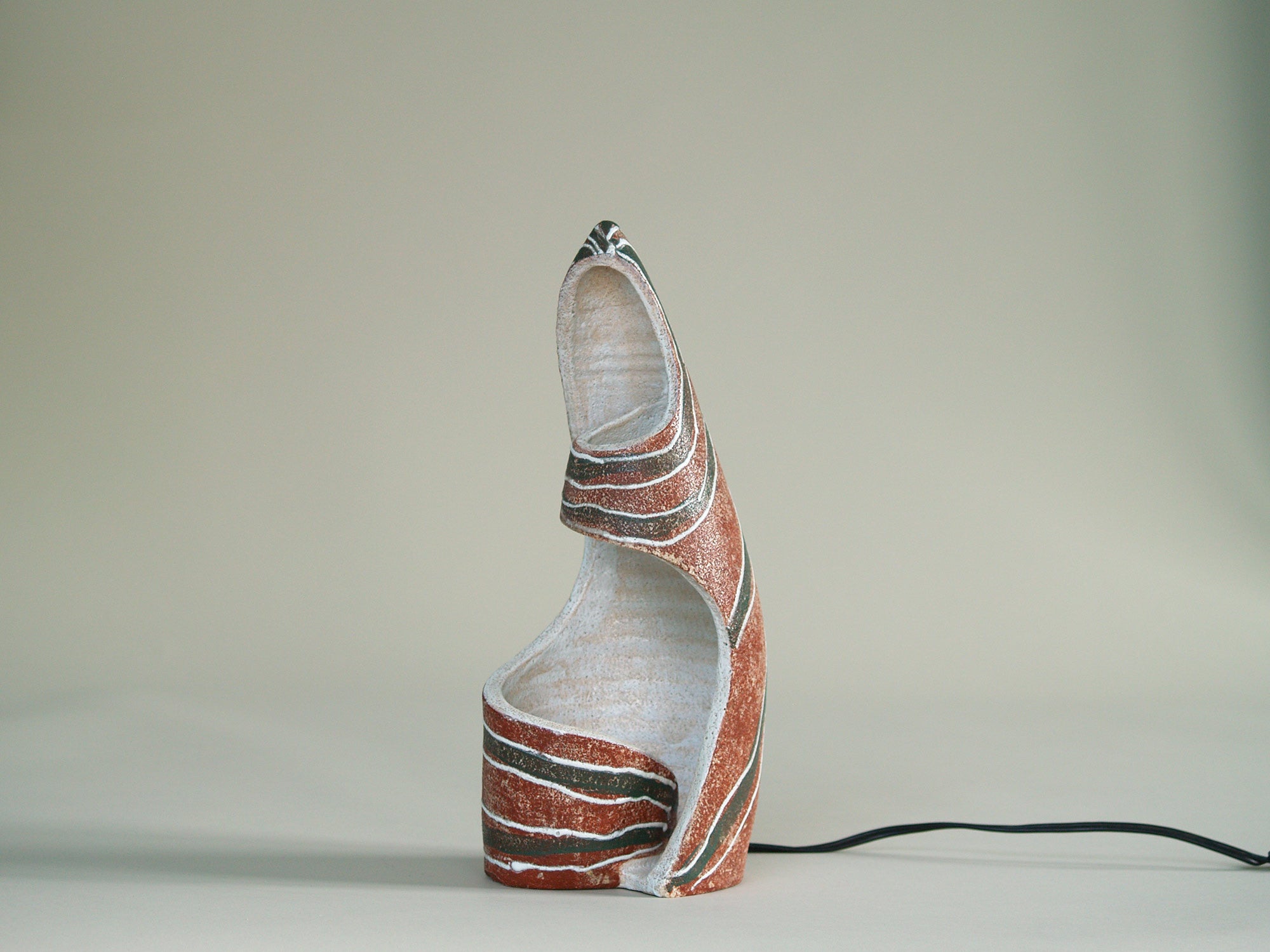 Lampe‑Sculpture des Potiers d'Accolay, France (vers 1957)..Sculptural lamp by Les Potiers d'Accolay, France (Circa 1957)