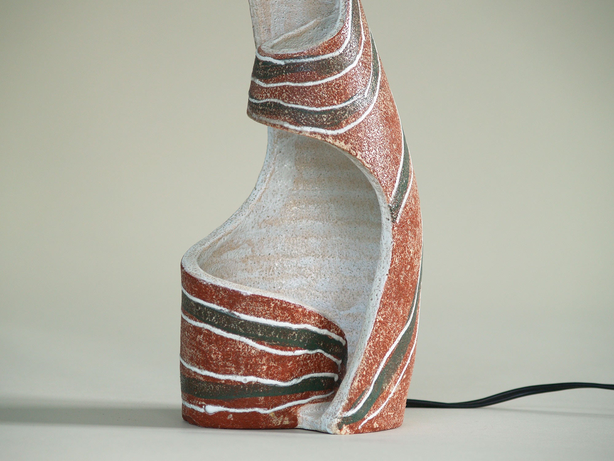 Lampe‑Sculpture des Potiers d'Accolay, France (vers 1957)..Sculptural lamp by Les Potiers d'Accolay, France (Circa 1957)