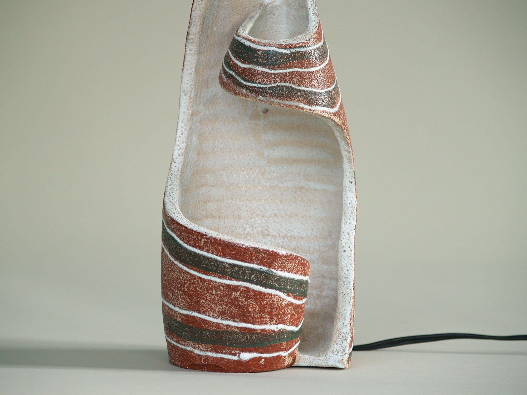 Lampe‑Sculpture des Potiers d'Accolay, France (vers 1957)..Sculptural lamp by Les Potiers d'Accolay, France (Circa 1957)