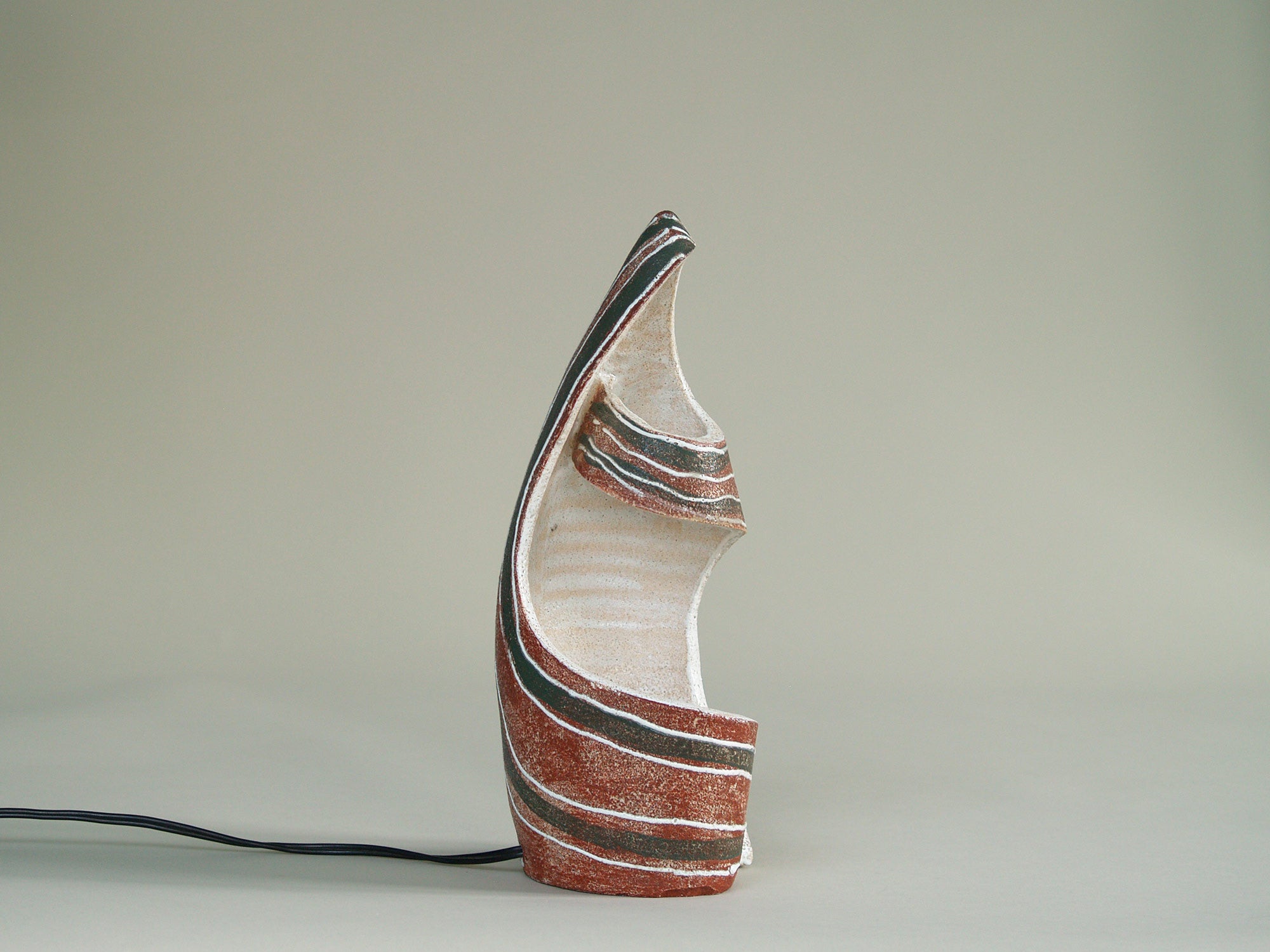 Lampe‑Sculpture des Potiers d'Accolay, France (vers 1957)..Sculptural lamp by Les Potiers d'Accolay, France (Circa 1957)