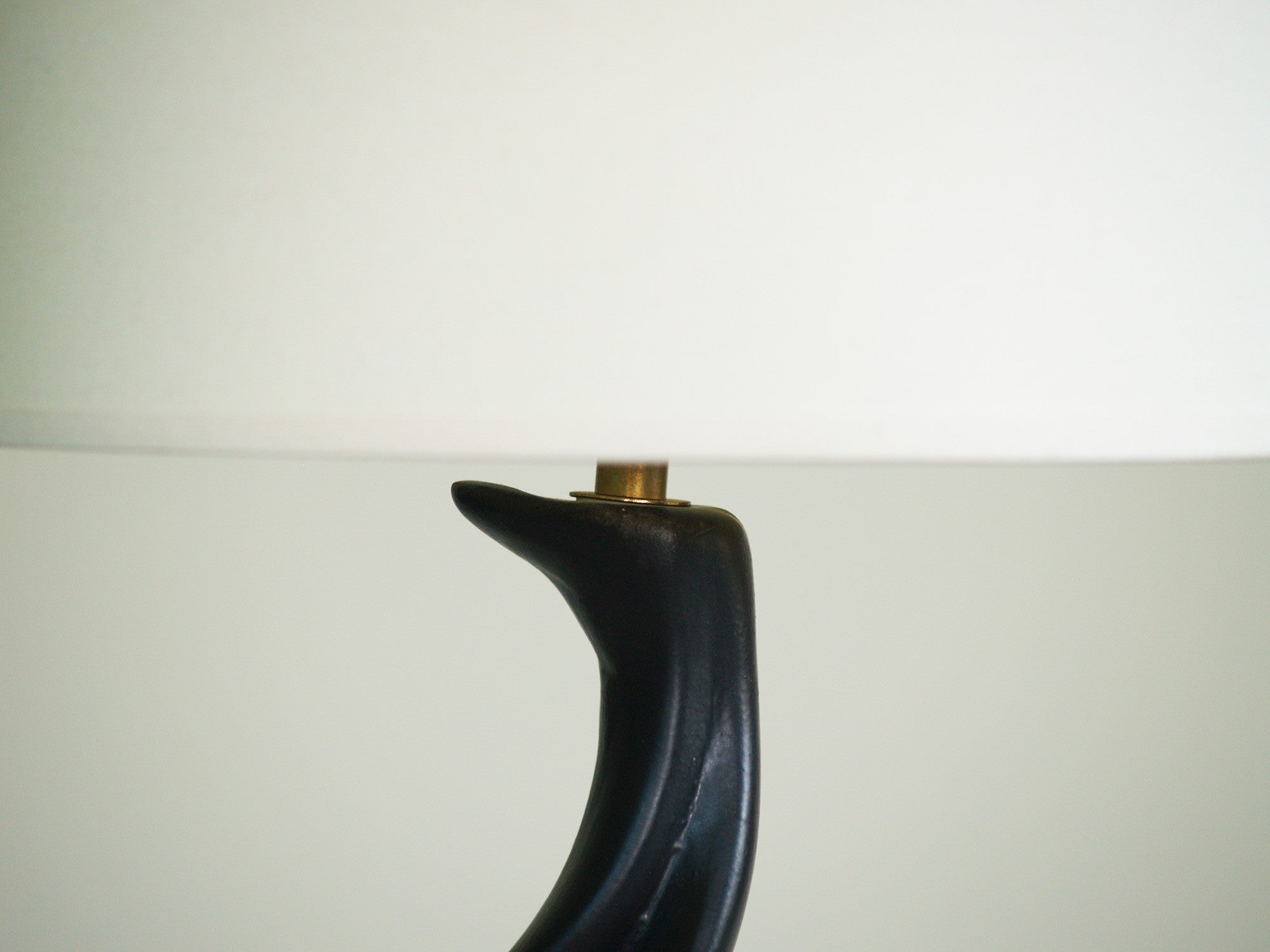 Lampe de table de forme libre noire, France (vers 1950)..Free form biomorphic table lamp, France (circa 1950)