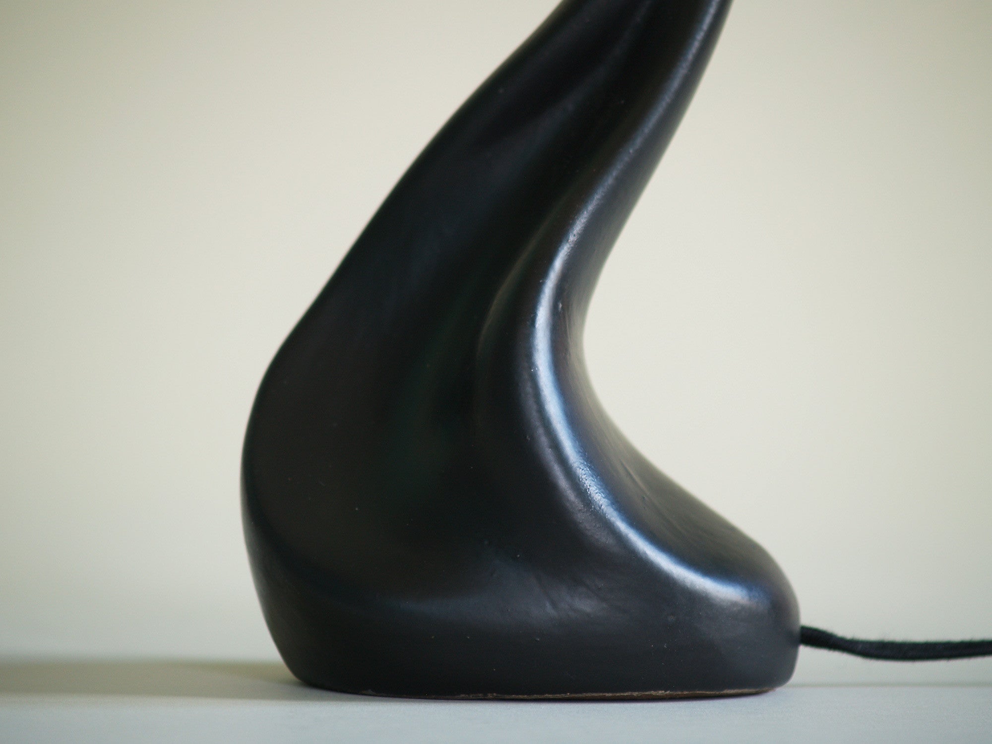 Lampe de table de forme libre noire, France (vers 1950)..Free form biomorphic table lamp, France (circa 1950)