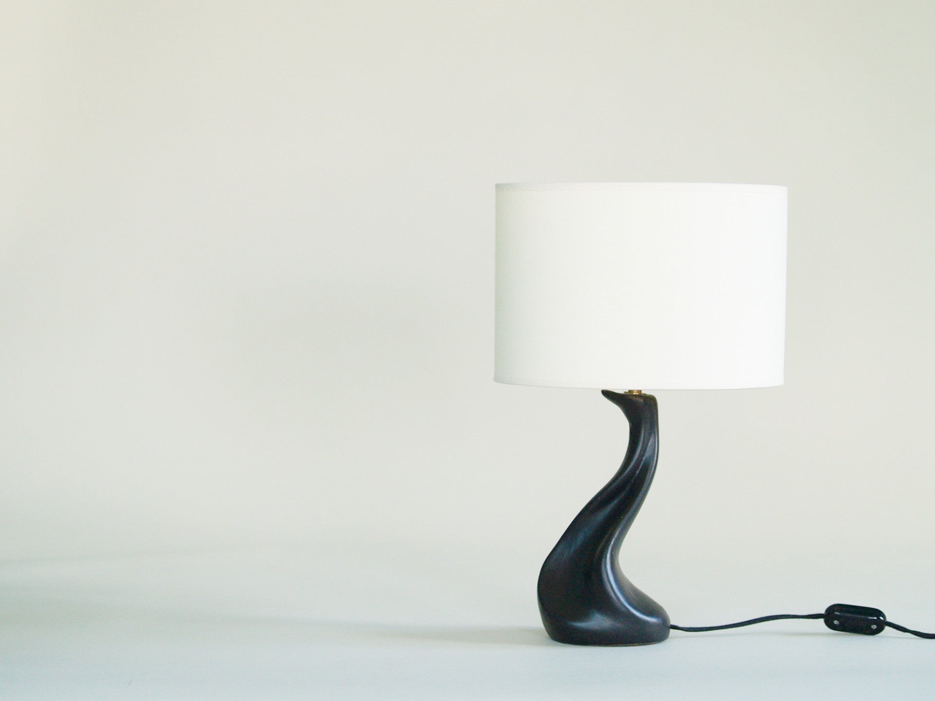 Lampe de table de forme libre noire, France (vers 1950)..Free form biomorphic table lamp, France (circa 1950)