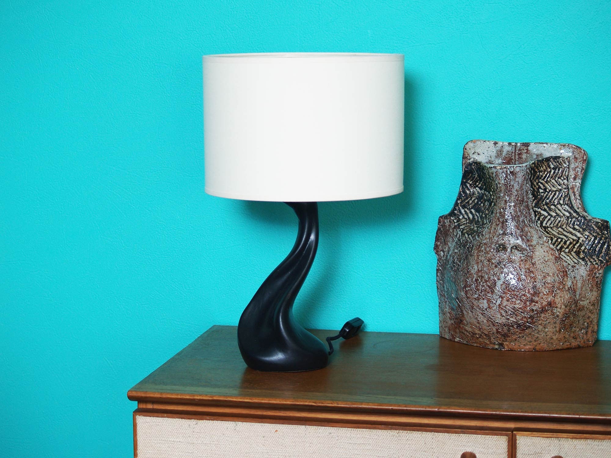 Lampe de table de forme libre noire, France (vers 1950)..Free form biomorphic table lamp, France (circa 1950)