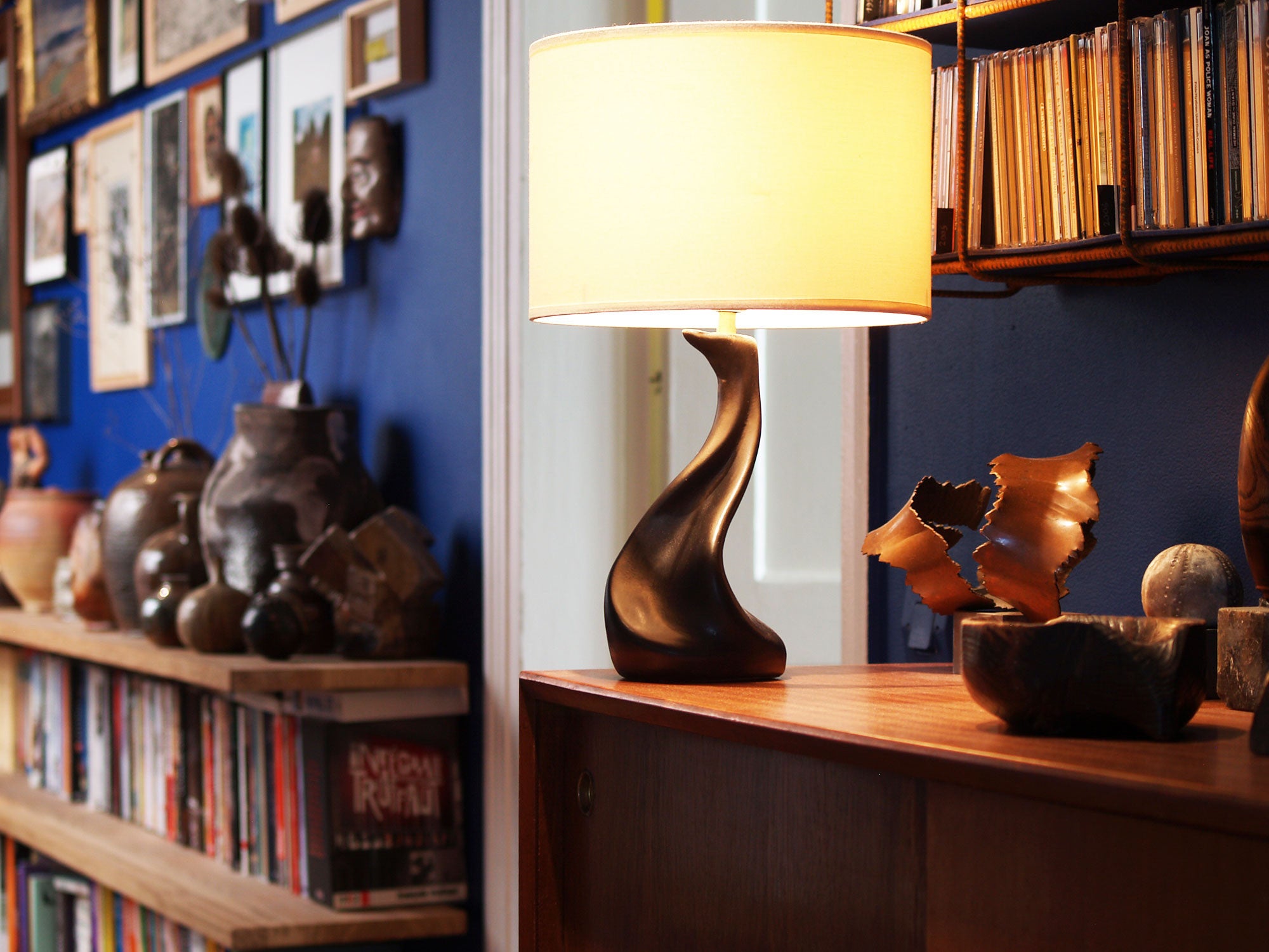 Lampe de table de forme libre noire, France (vers 1950)..Free form biomorphic table lamp, France (circa 1950)