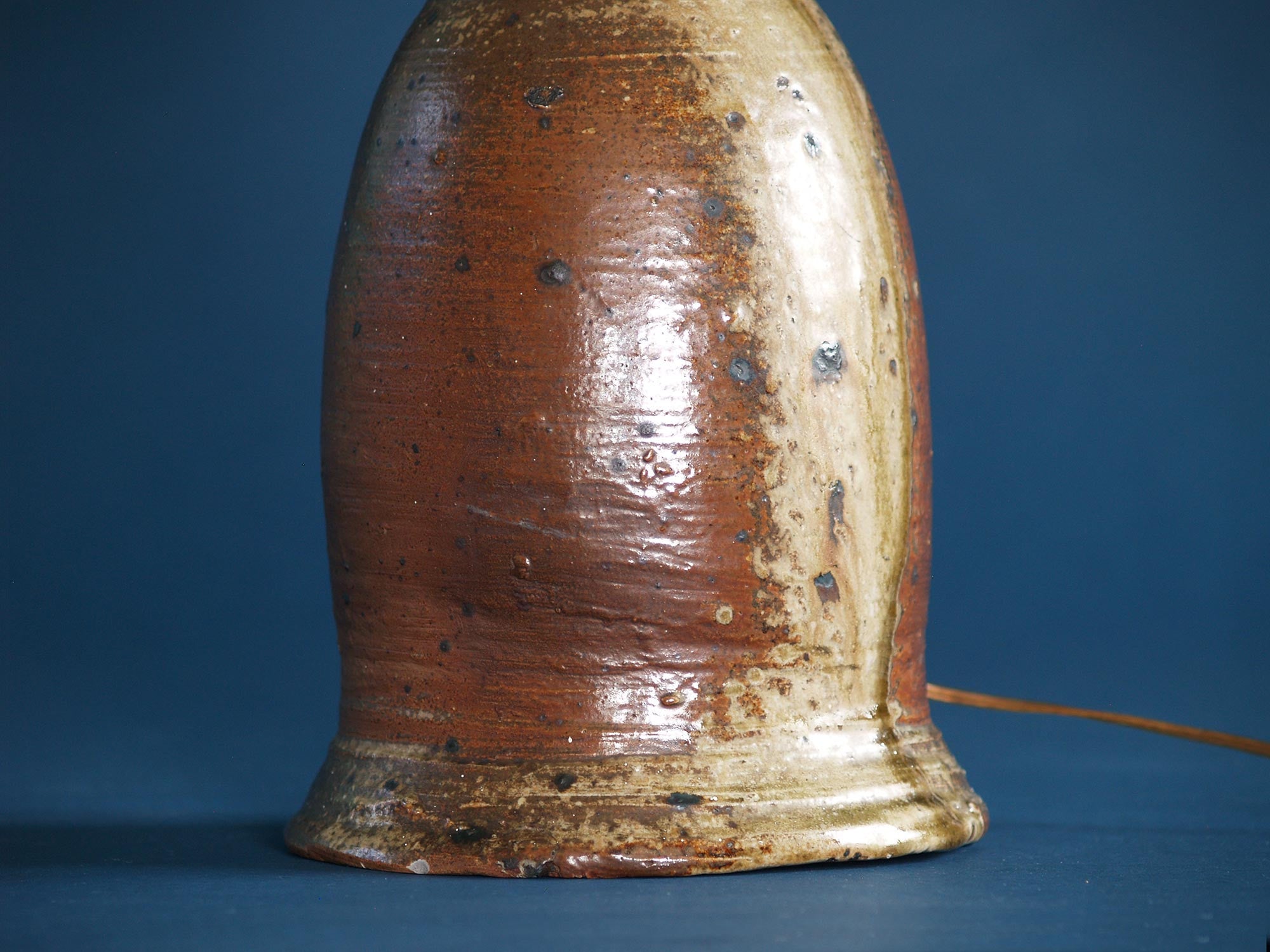 Lampe anthropomorphe en grès de La Borne, France (vers 1955)..Anthropomorphic stoneware lamp from La Borne, France (circa 1955)