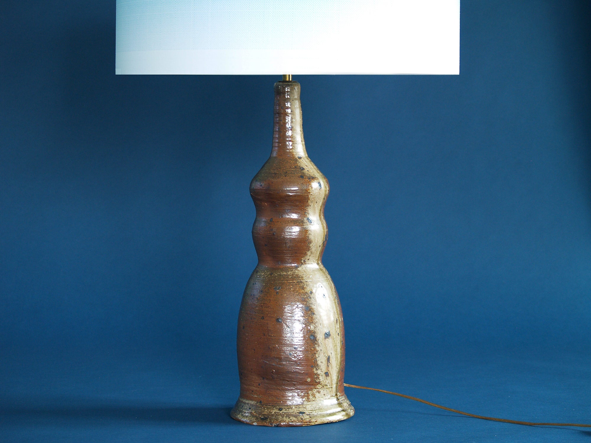Lampe anthropomorphe en grès de La Borne, France (vers 1955)..Anthropomorphic stoneware lamp from La Borne, France (circa 1955)