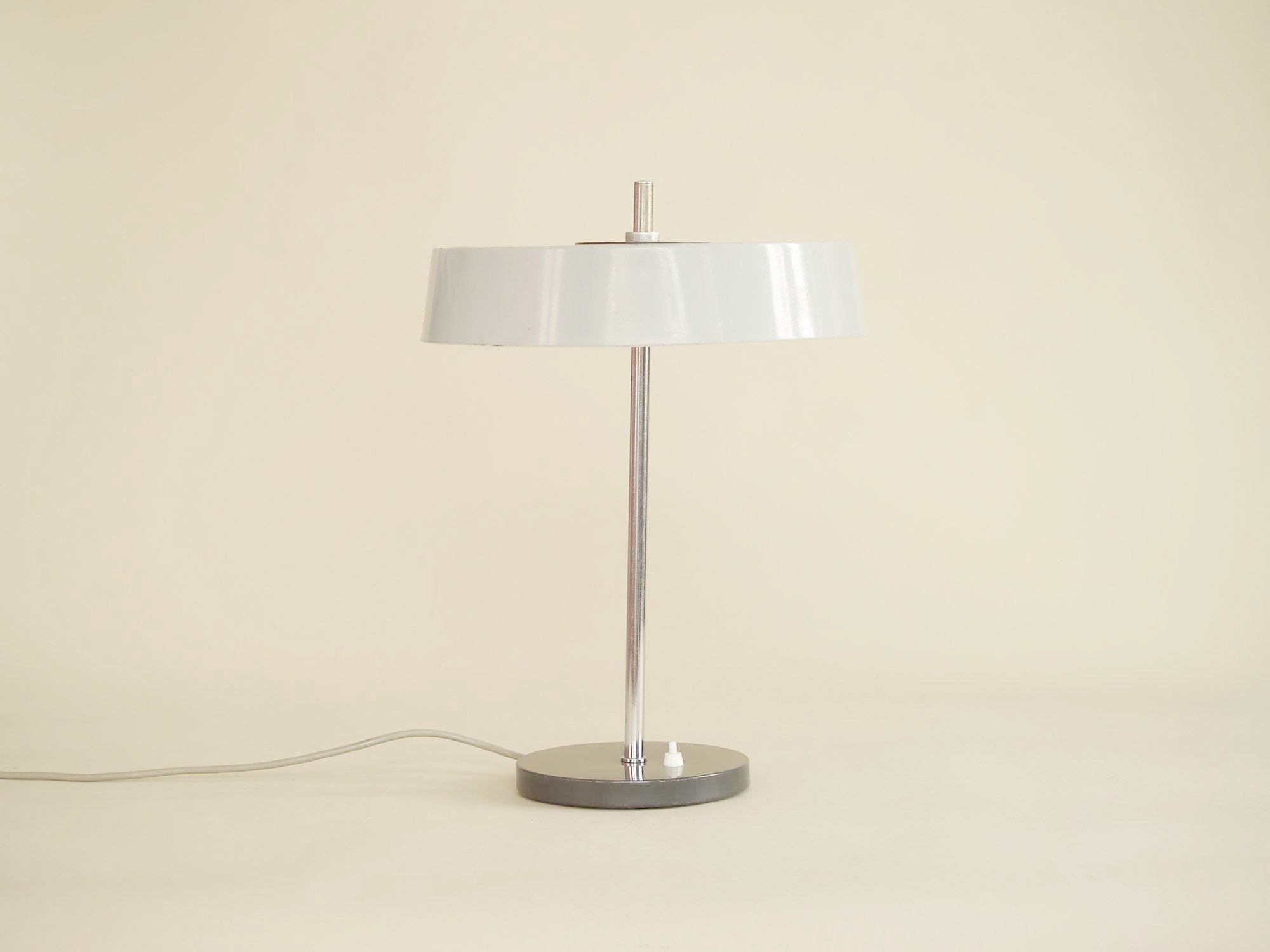 Lampe de table moderniste attribuée à Louis Kalff pour Philips, Pays-Bas (vers 1960)..Modernist minimalist Lamp attributed to Louis Kalff for Philips, Netherlands (circa 1960)