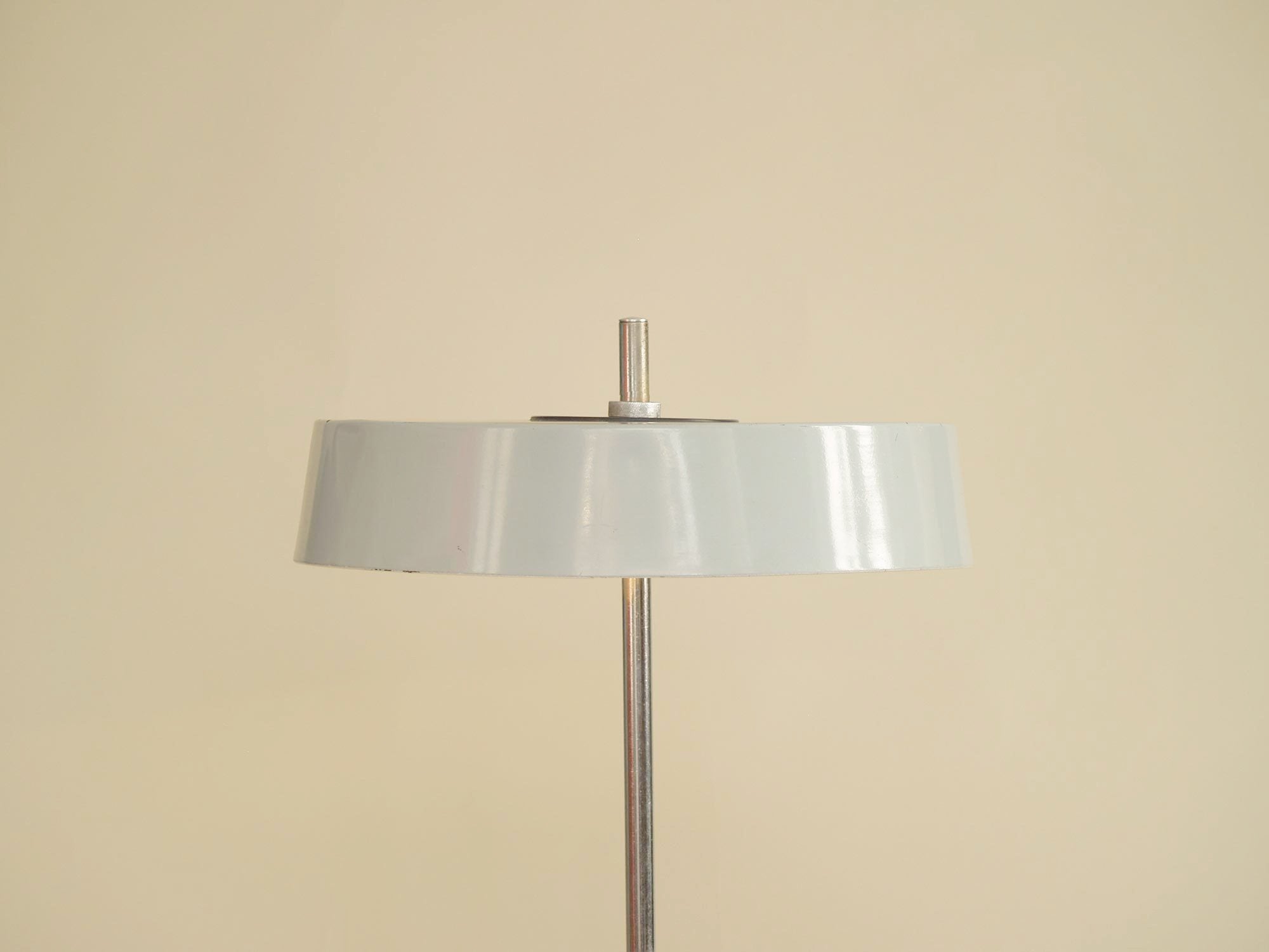 Lampe de table moderniste attribuée à Louis Kalff pour Philips, Pays-Bas (vers 1960)..Modernist minimalist Lamp attributed to Louis Kalff for Philips, Netherlands (circa 1960)