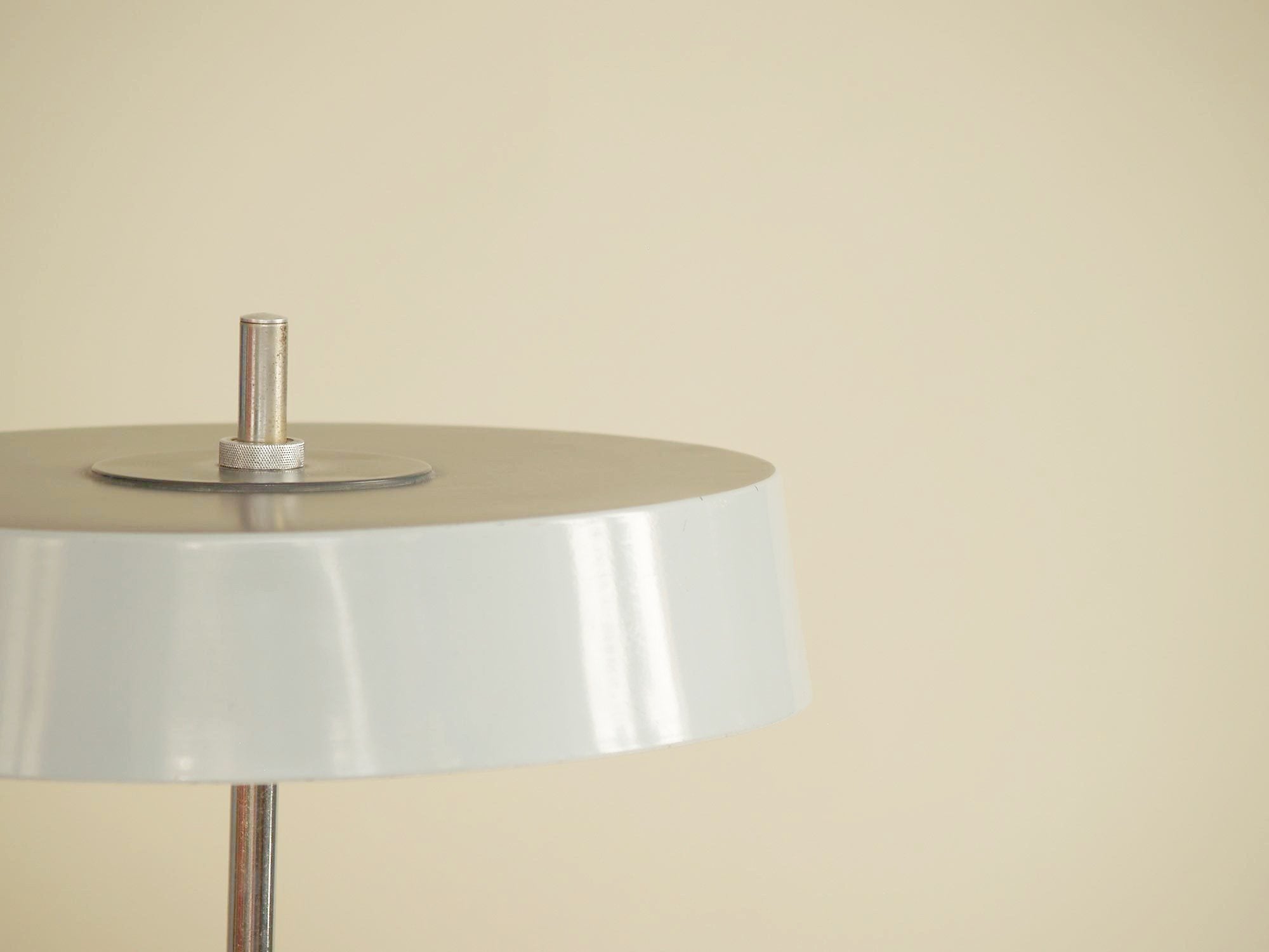 Lampe de table moderniste attribuée à Louis Kalff pour Philips, Pays-Bas (vers 1960)..Modernist minimalist Lamp attributed to Louis Kalff for Philips, Netherlands (circa 1960)