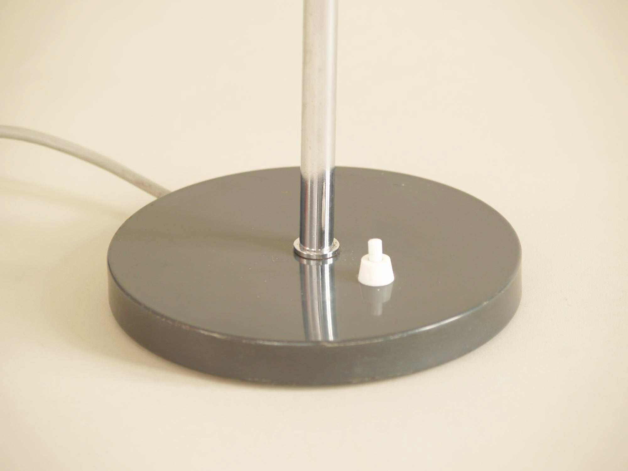 Lampe de table moderniste attribuée à Louis Kalff pour Philips, Pays-Bas (vers 1960)..Modernist minimalist Lamp attributed to Louis Kalff for Philips, Netherlands (circa 1960)