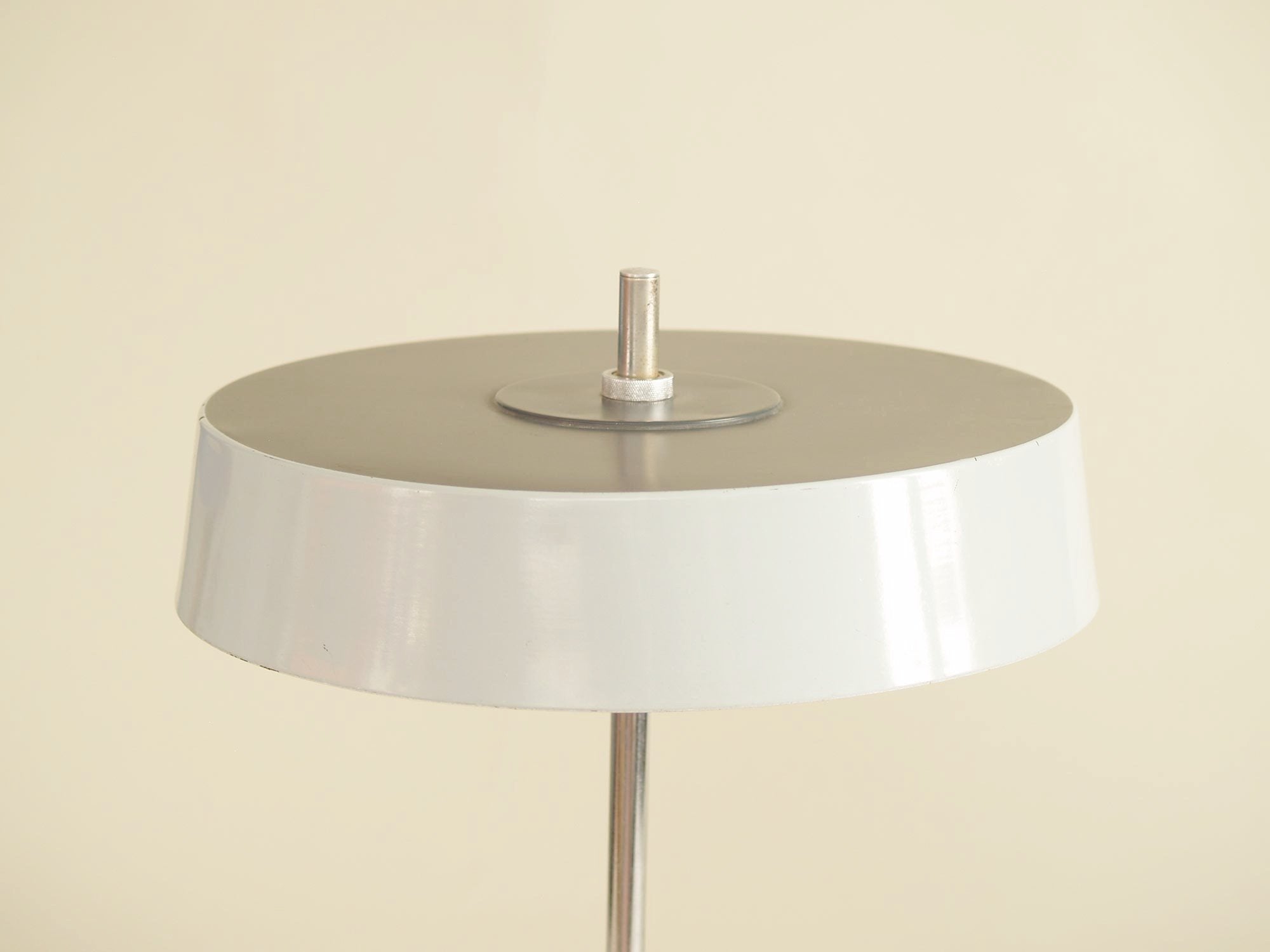 Lampe de table moderniste attribuée à Louis Kalff pour Philips, Pays-Bas (vers 1960)..Modernist minimalist Lamp attributed to Louis Kalff for Philips, Netherlands (circa 1960)